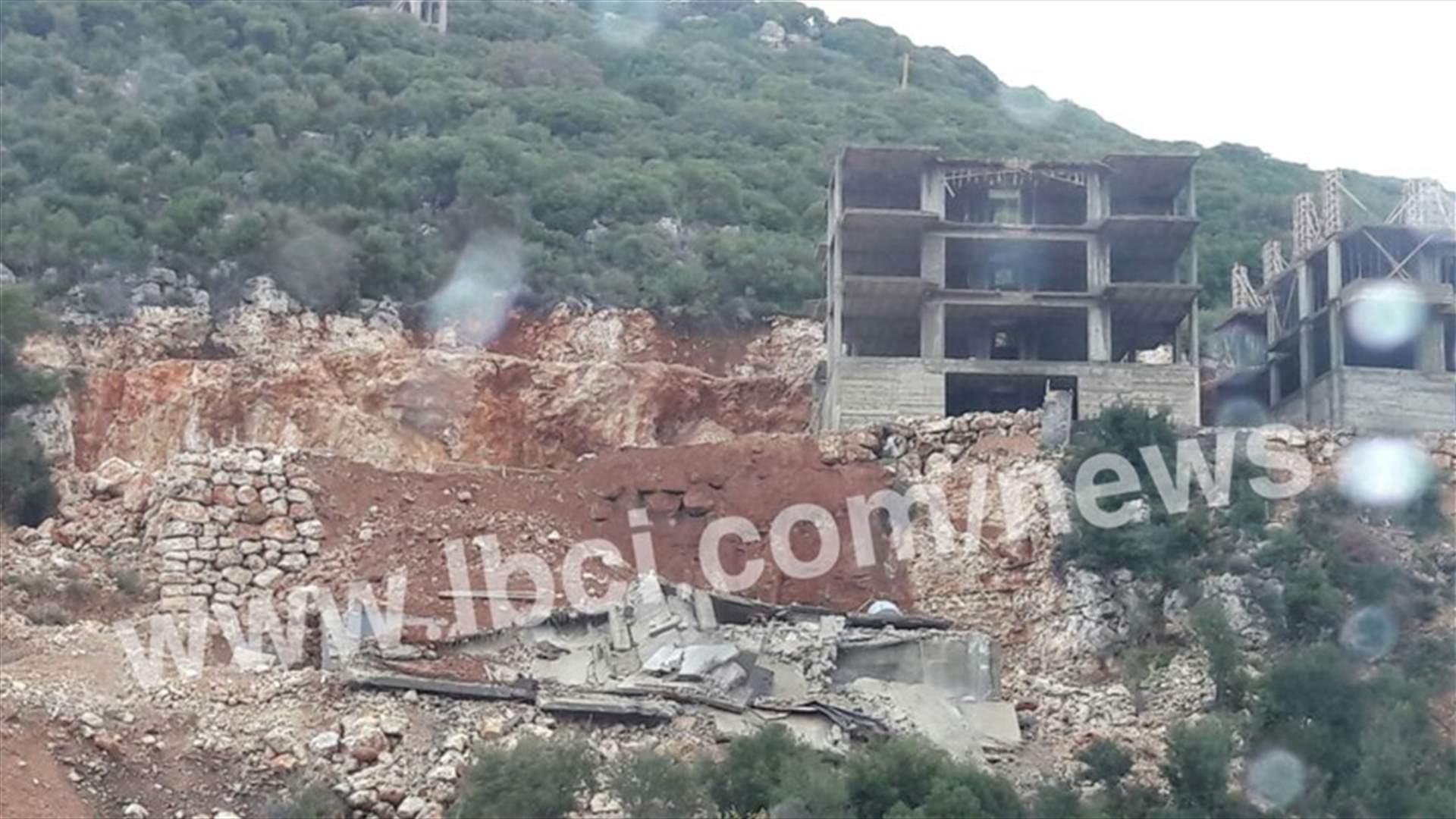 بالصور - انهيار مبنى قيد الإنشاء في اجدبرا البترون