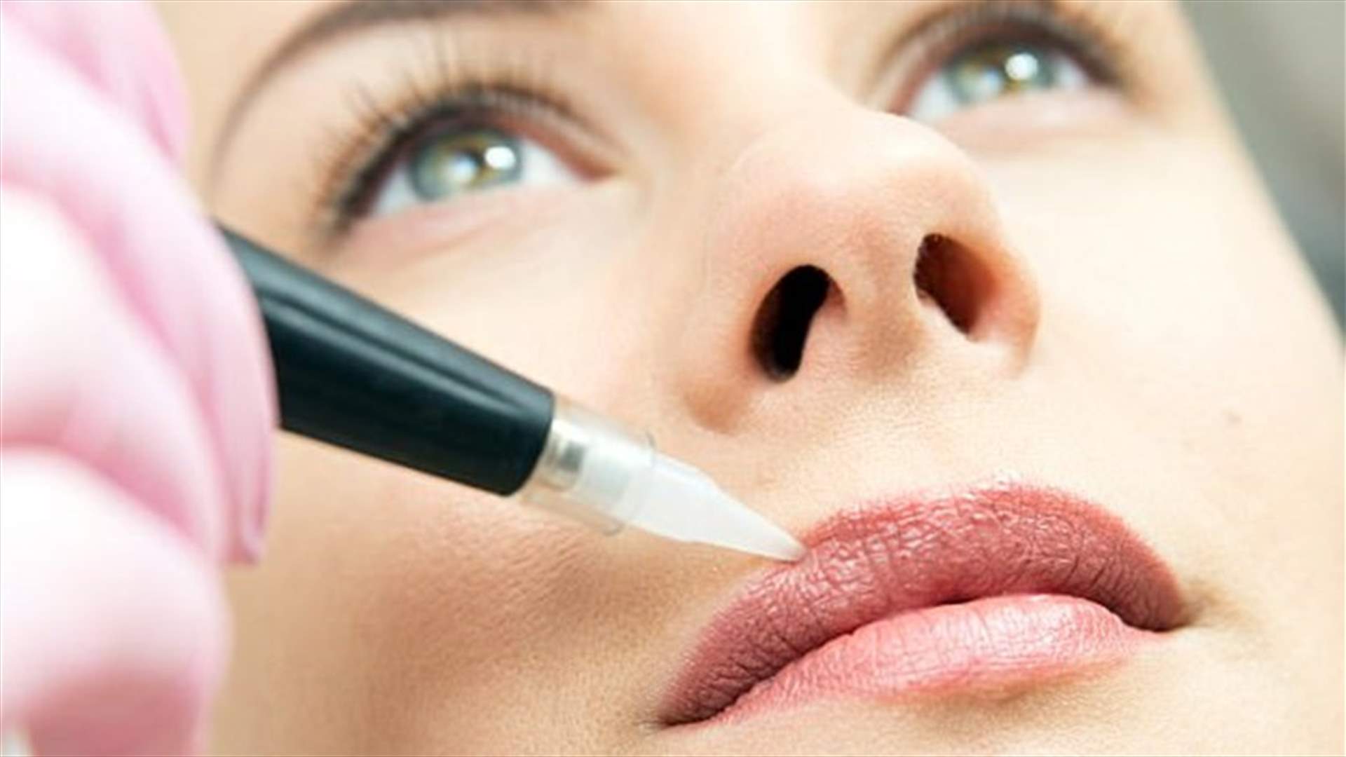 بالصورة – نتيجة مروعة لوشم تحديد شفتيها جعلها تبدو كالمهرجة!