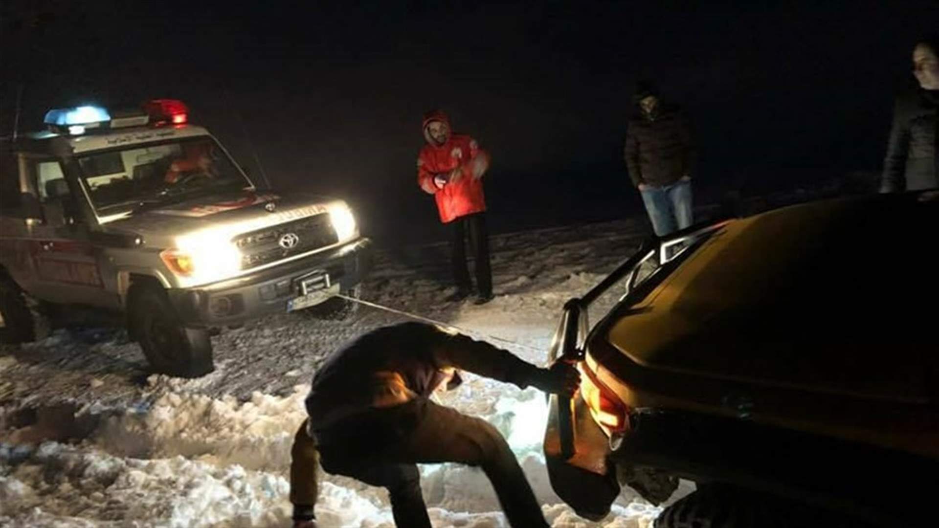 بالصورة - إنقاذ أشخاص إحتجزتهم الثلوج بعدما كانوا في نزهة مساء امس