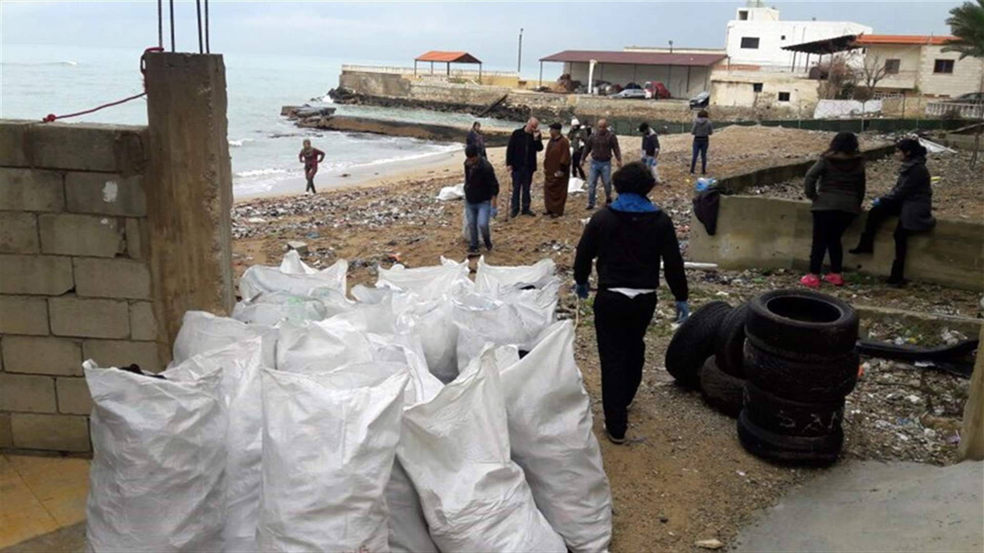 بالصور- تنظيف شاطئ بحر الصرفند!