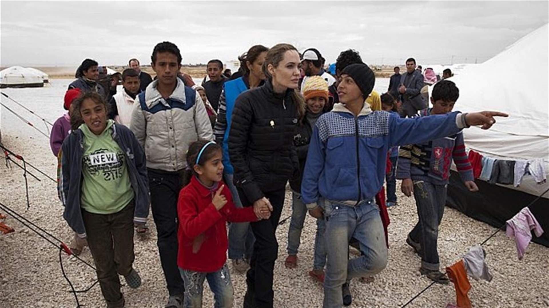 انجلينا جولي تتفقد مخيم الزعتري في الاردن
