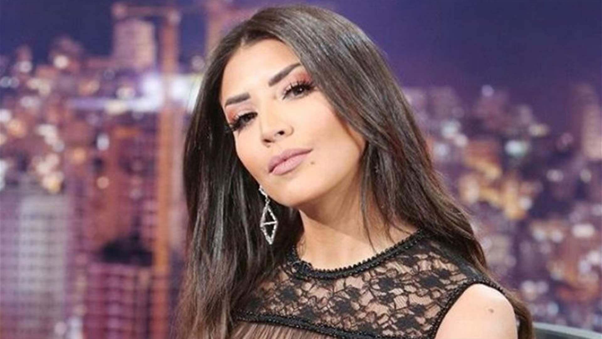 بالصور: شقيقة أمل بوشوشة تُبهر الجمهور بجمالها.. والشبه كبير!