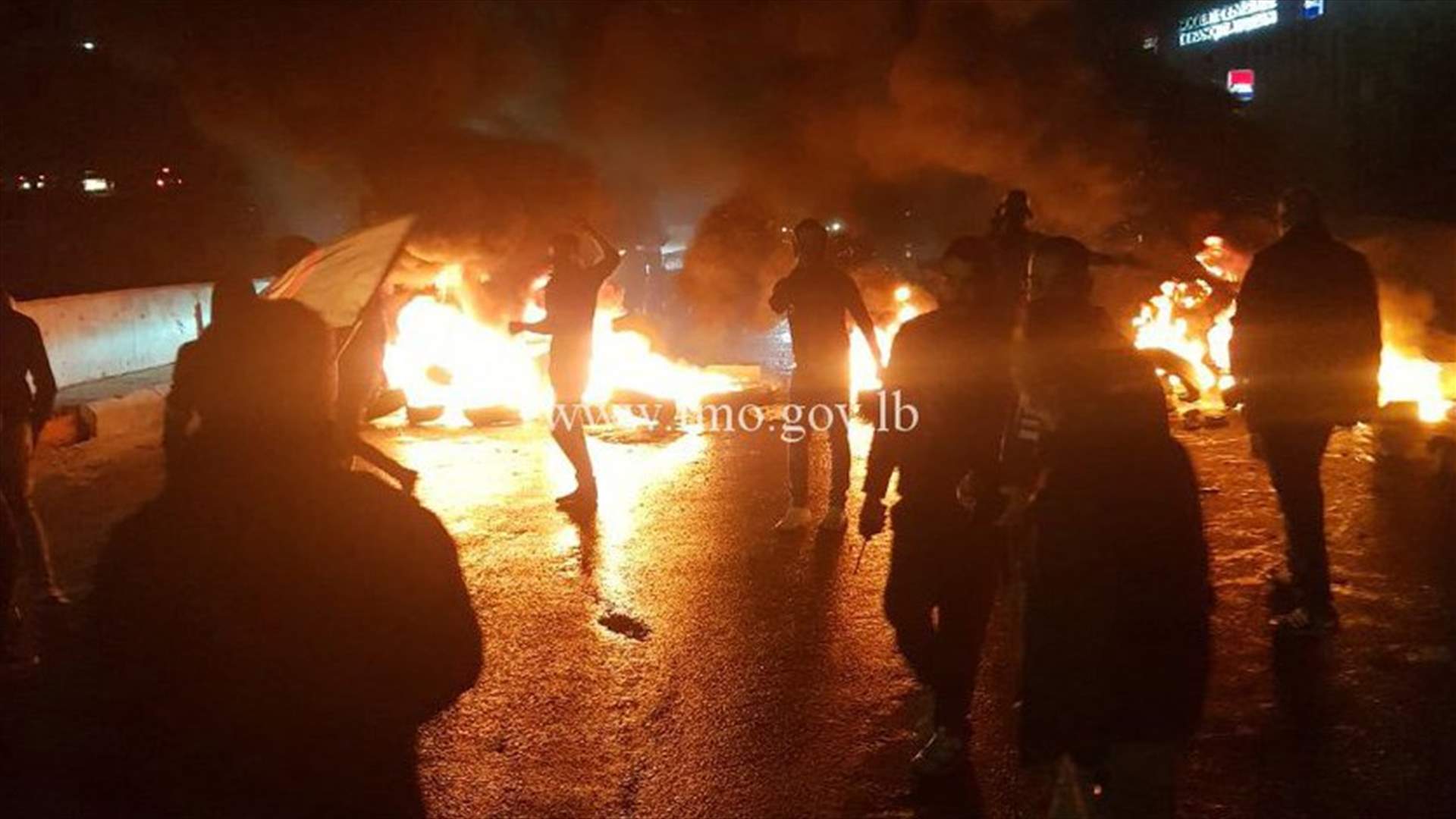 التحكم المروري: قطع طريق عام  كفرشيما - الحدث بالاطارات المشتعلة على جسر كفرشيما من قبل بعض المتظاهرين