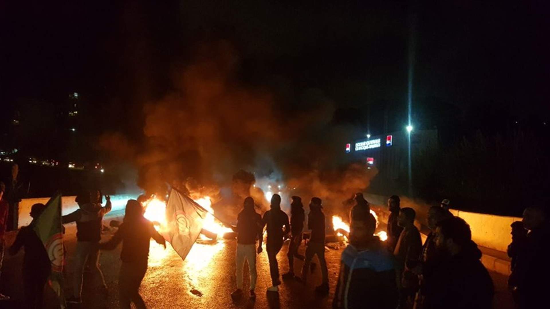 بالصور- احراق دواليب عند جسر كفرشيما لقطع الطريق