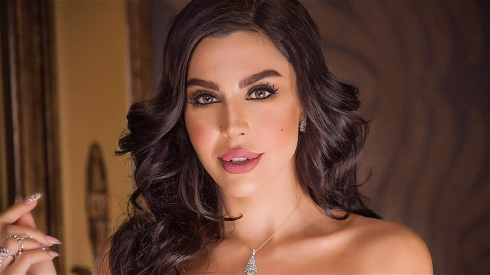 بالصورة: شورت ليلى اسكندر يثير أزمة في الخليج.. وهي تردّ بقسوة!