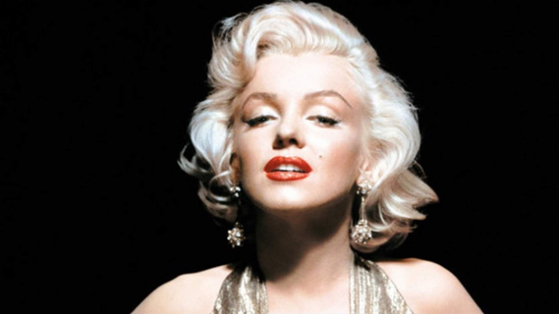 بالصور- شاب مهووس بمارلين مونرو... انفق المال ليشبهها!