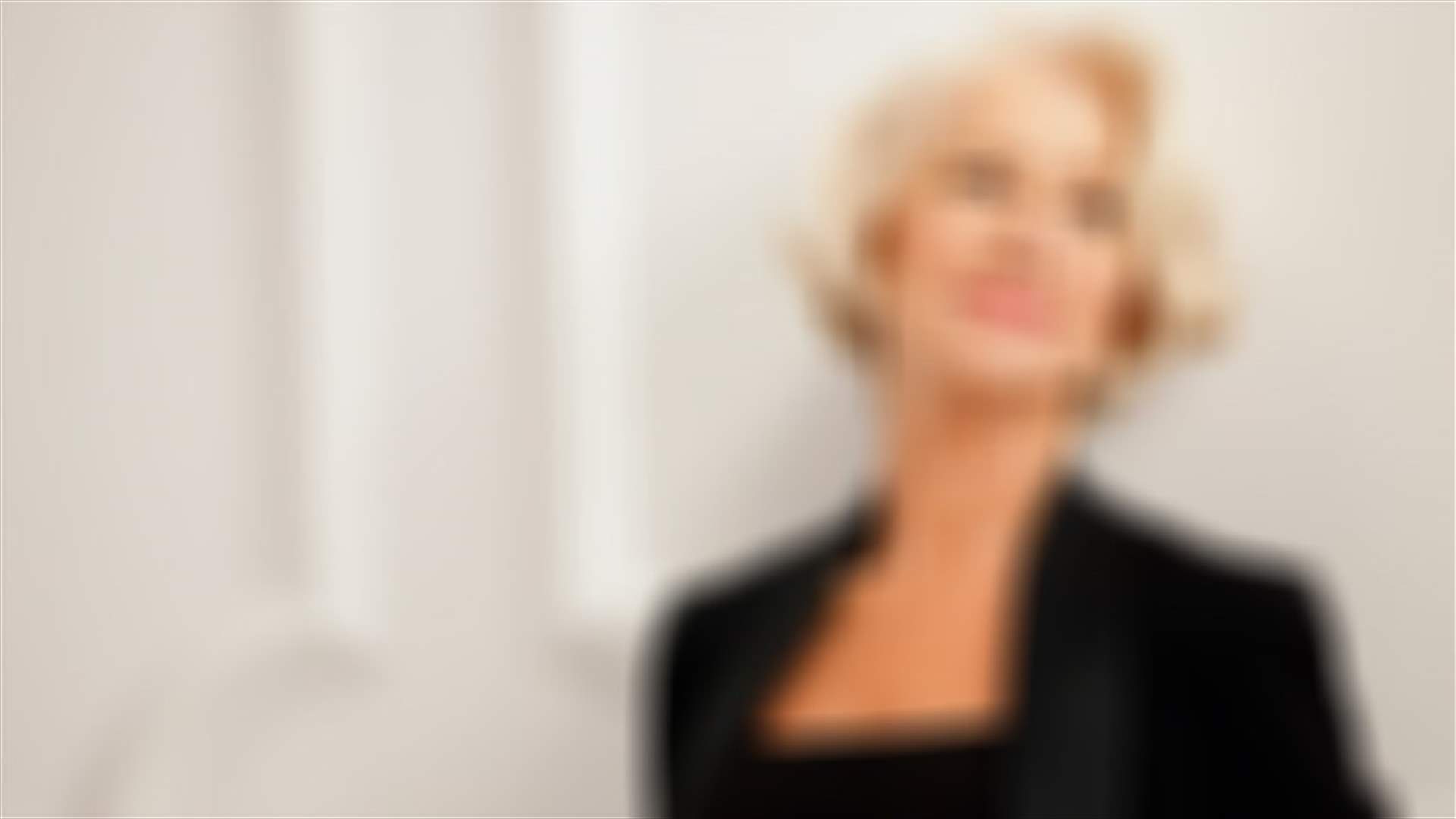 بالصورة - ممثلة سبعينية تتعرى لجمع التبرعات لأطفال مرضى السرطان