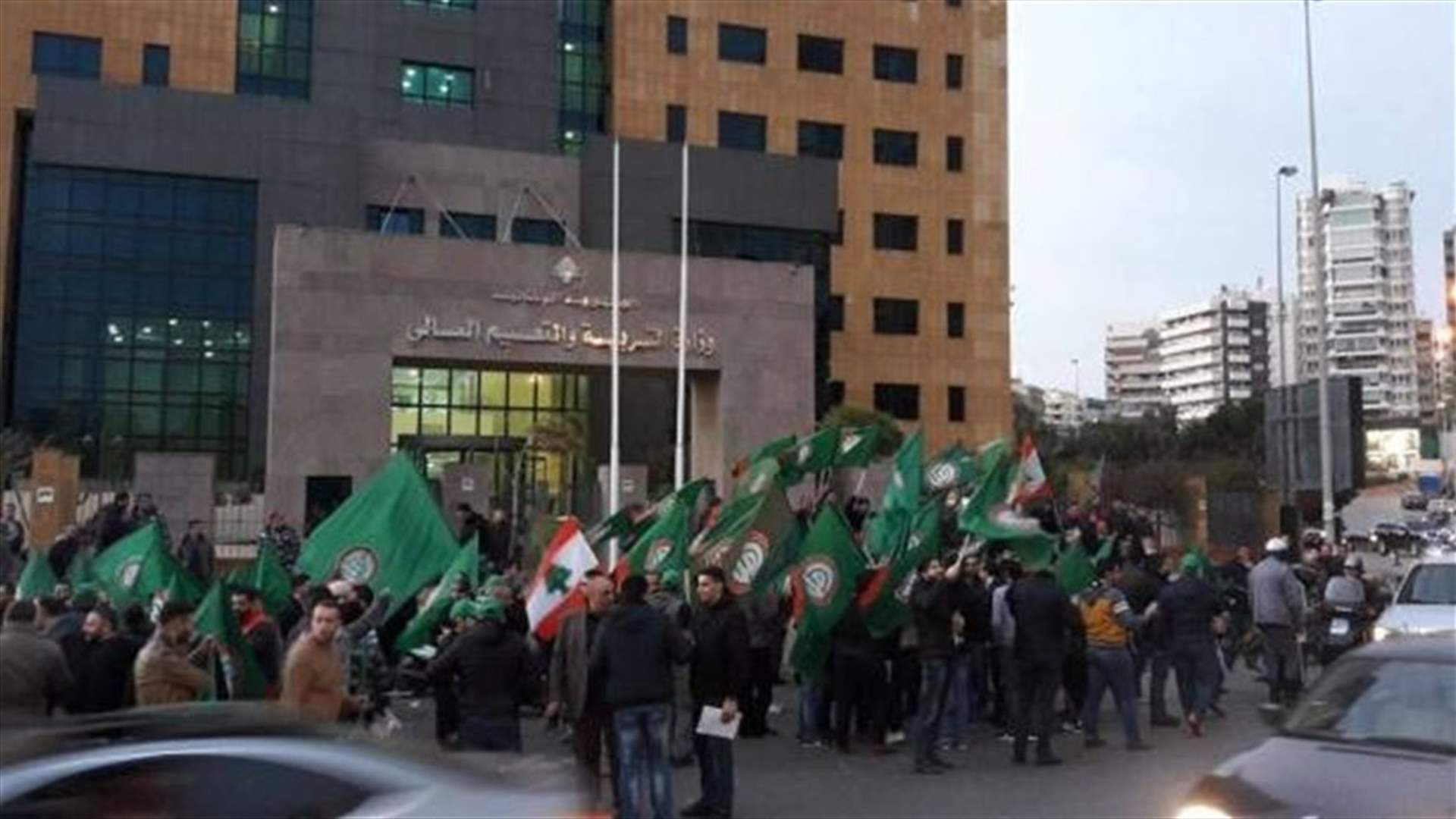 شقيقة بري تنضم الى الوقفة الرمزية في الأونيسكو