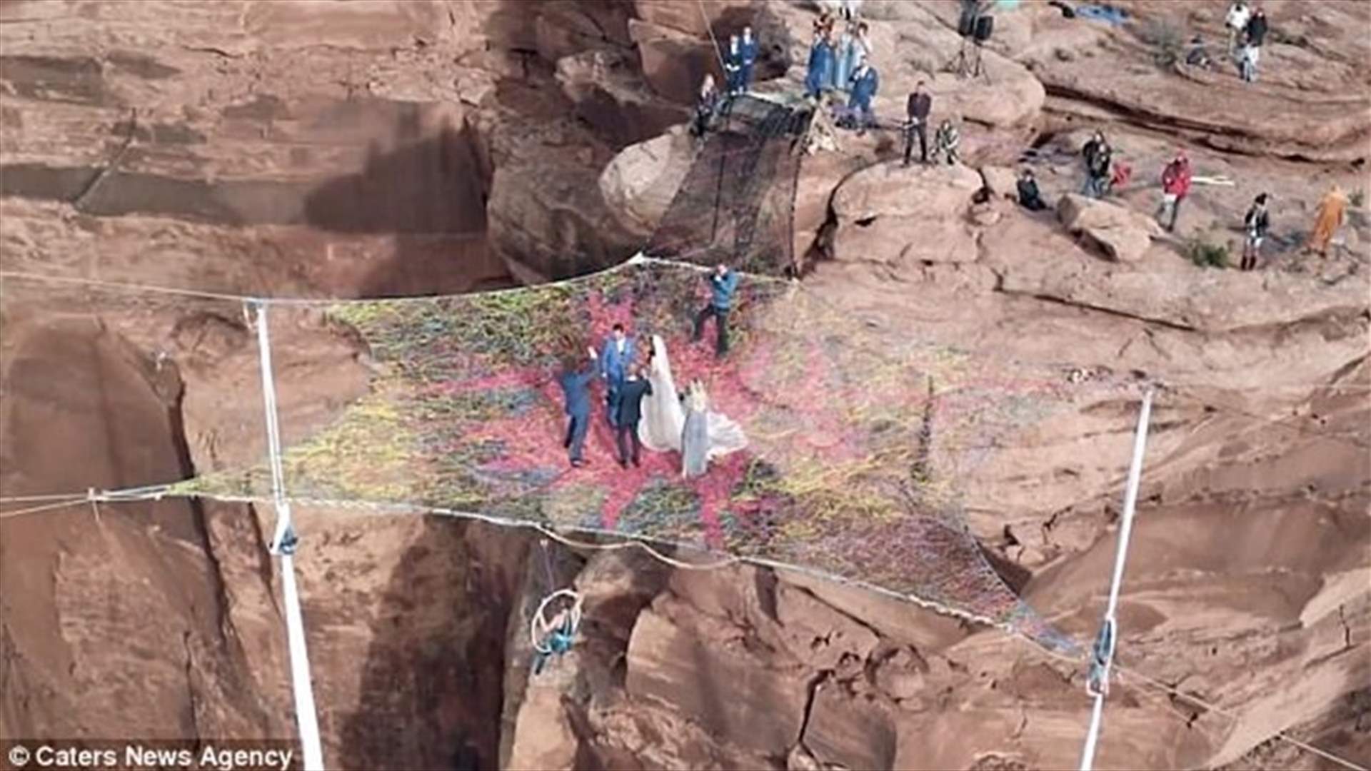 بالفيديو- حضر زفافاً "غريباً" في الهواء... فانتهى به الأمر مصاباً في المستشفى!