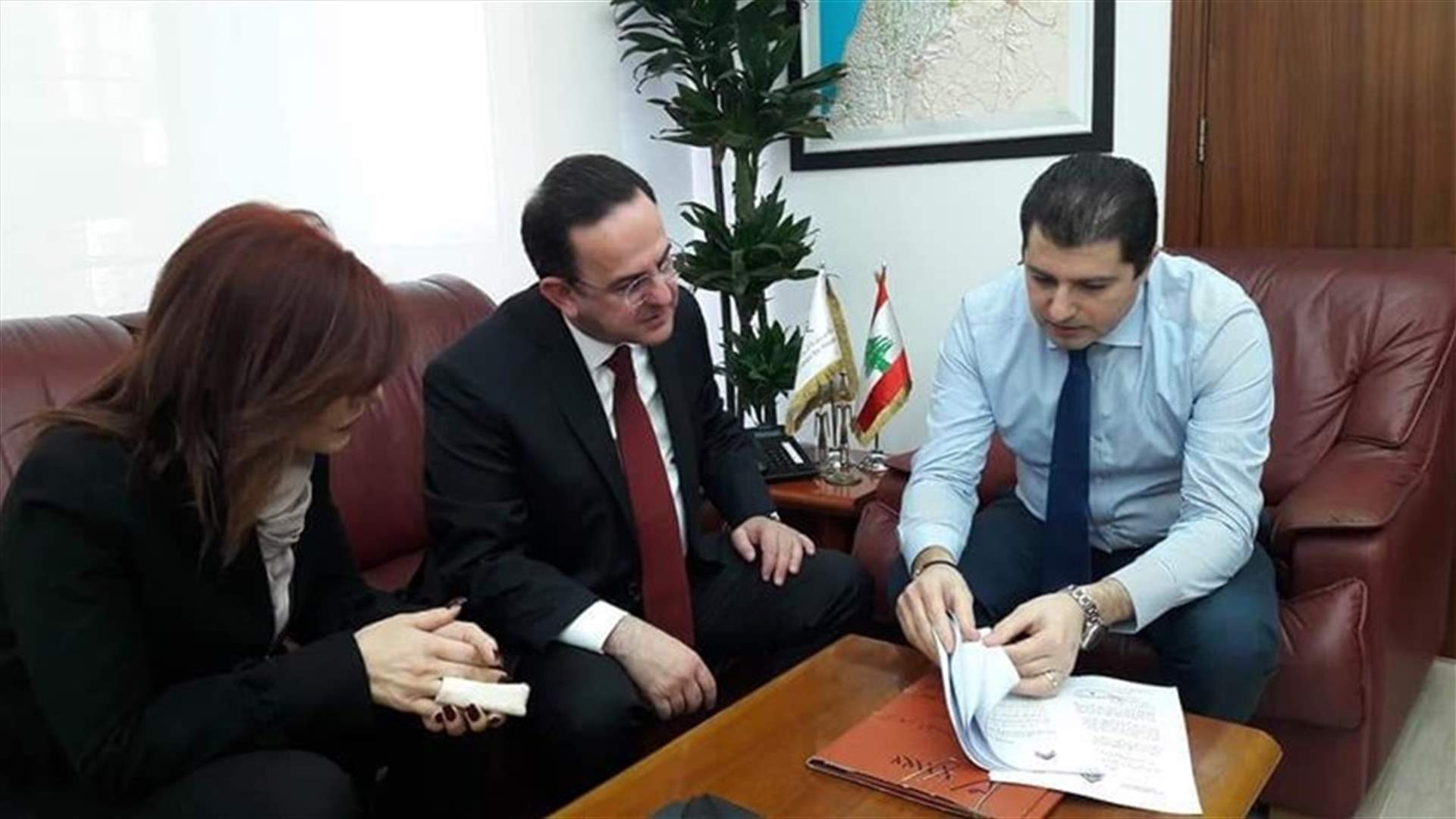 بالصورة - وزير السياحة يوقع على انتهاء المرحلة الاولى من قرضه السكني