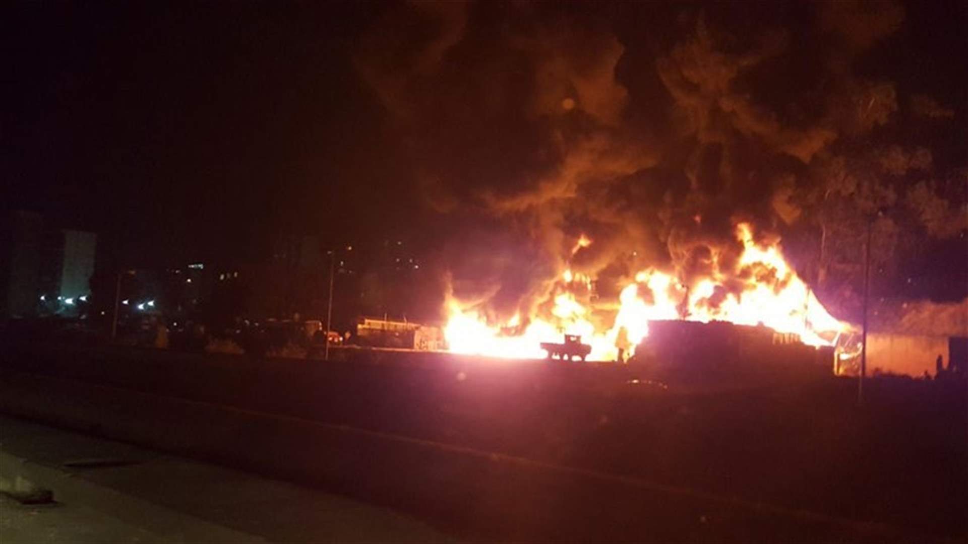 [PHOTOS] Huge fire erupts near Souk al-Ahad
