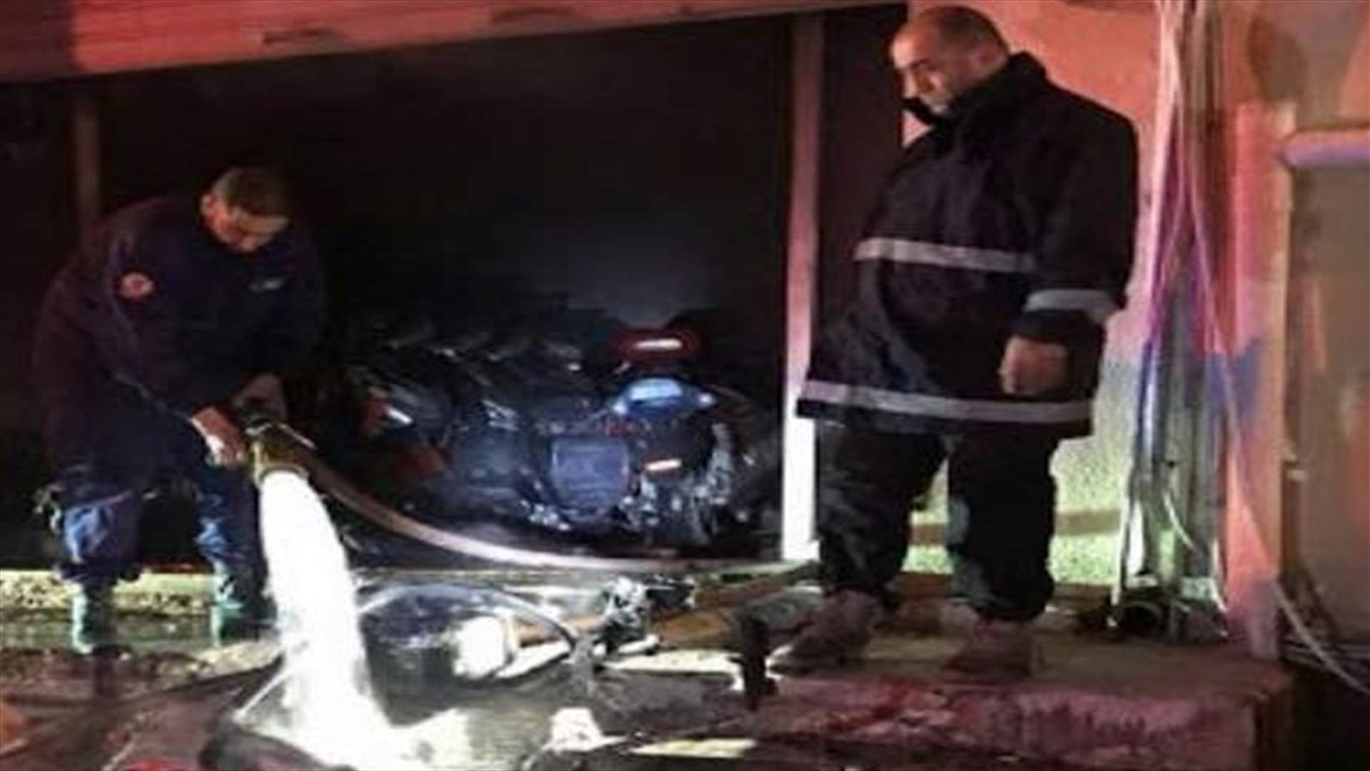 حريق داخل متجر في عبرا