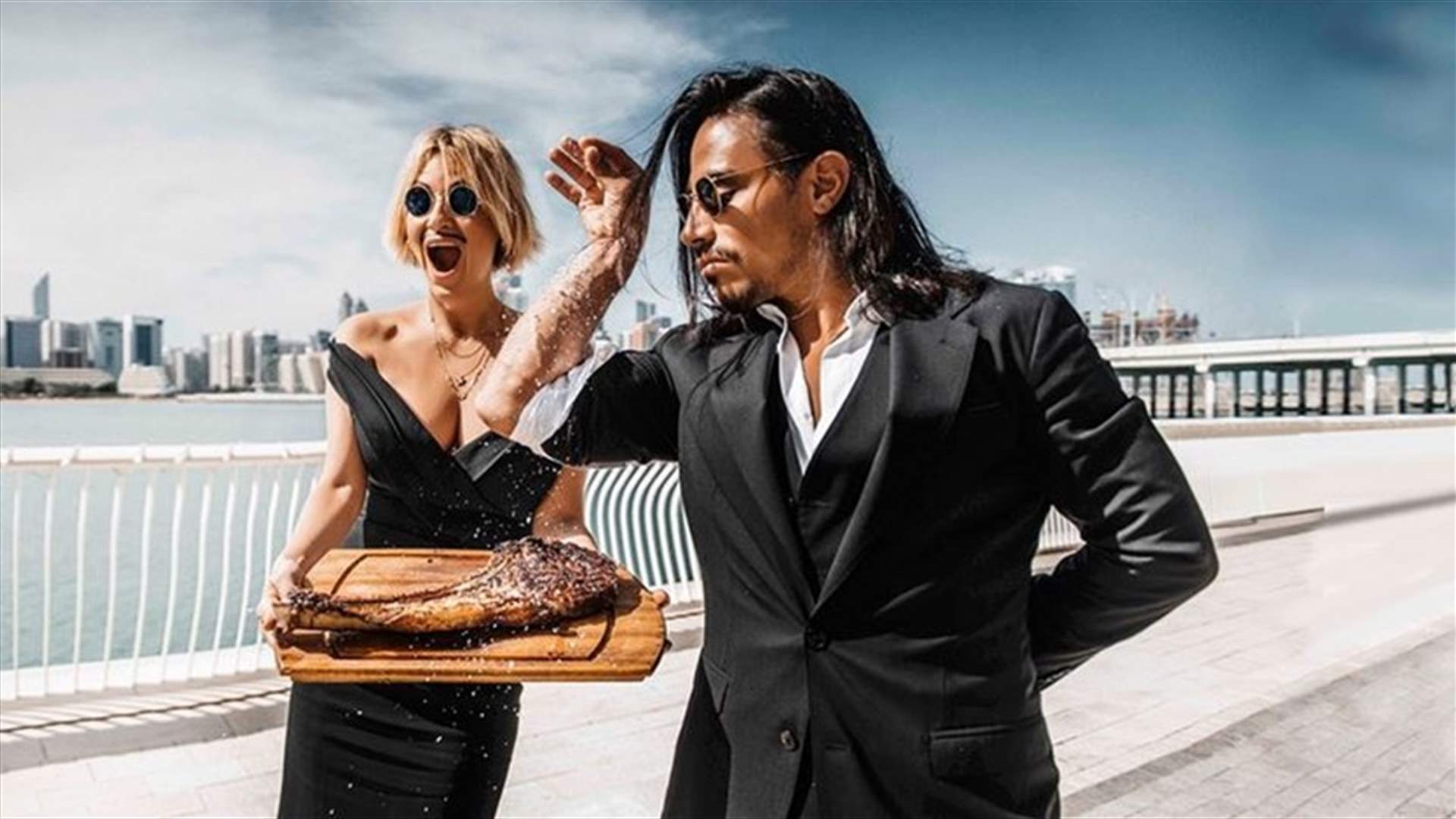 "Salt Bae" في ورطة بنيويورك بسبب فيديو من مطعمه الجديد
