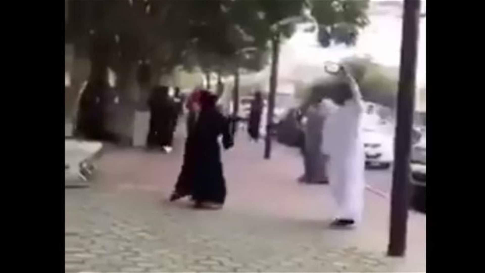 بالفيديو- رقصة بين شاب وشابة في الشارع تشعل الرأي العام في السعودية