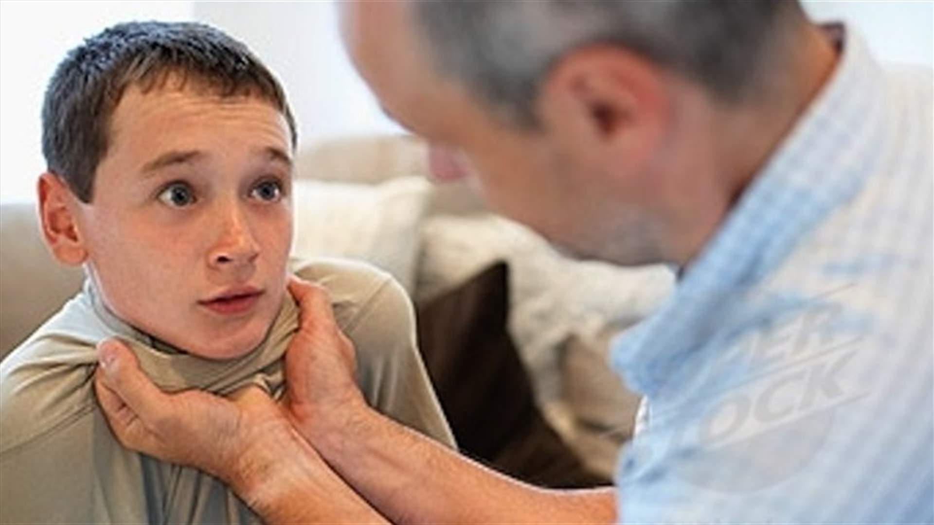 بالصور- أب يعنّف ولديه بدون رحمة والوالدة تُشاهد بصمتٍ!