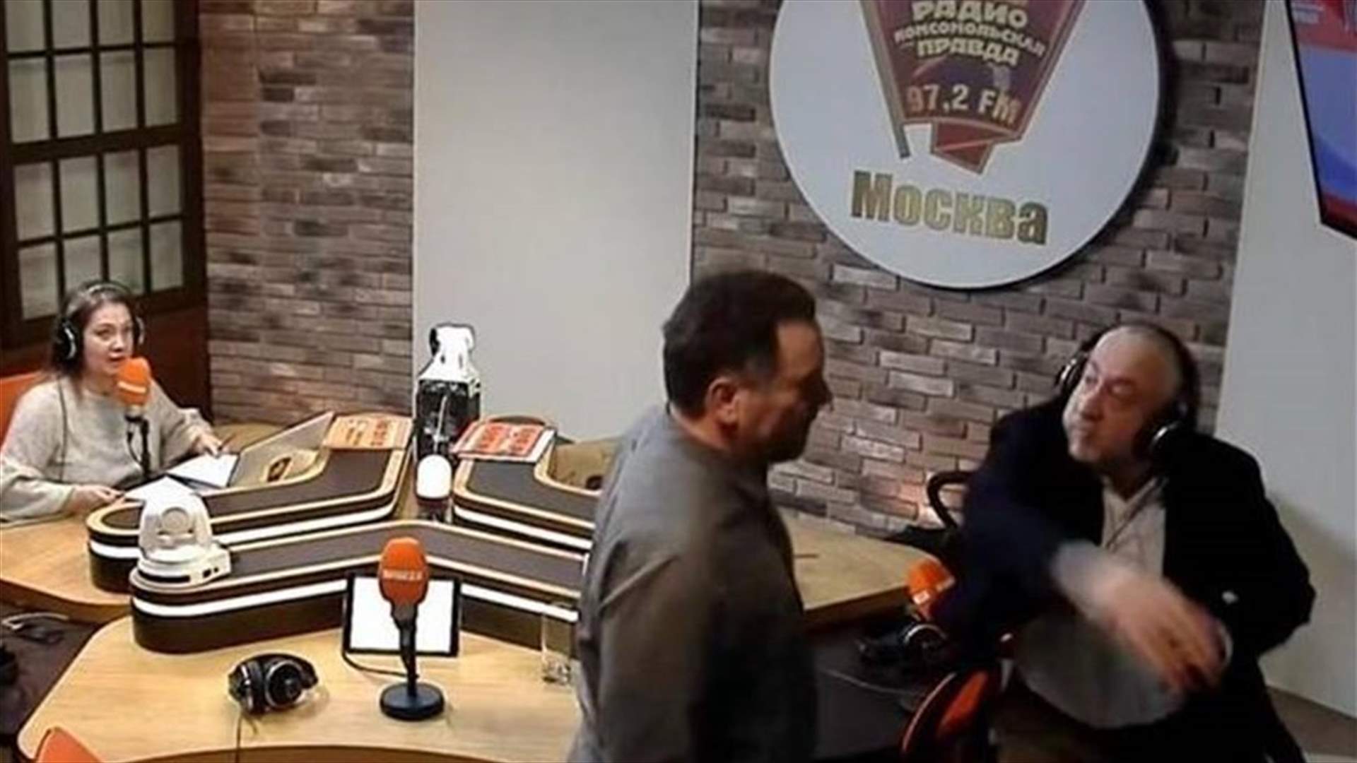 بالفيديو – عراك وتشابك بالأيدي بين صحفيين... مباشرة على الهواء!