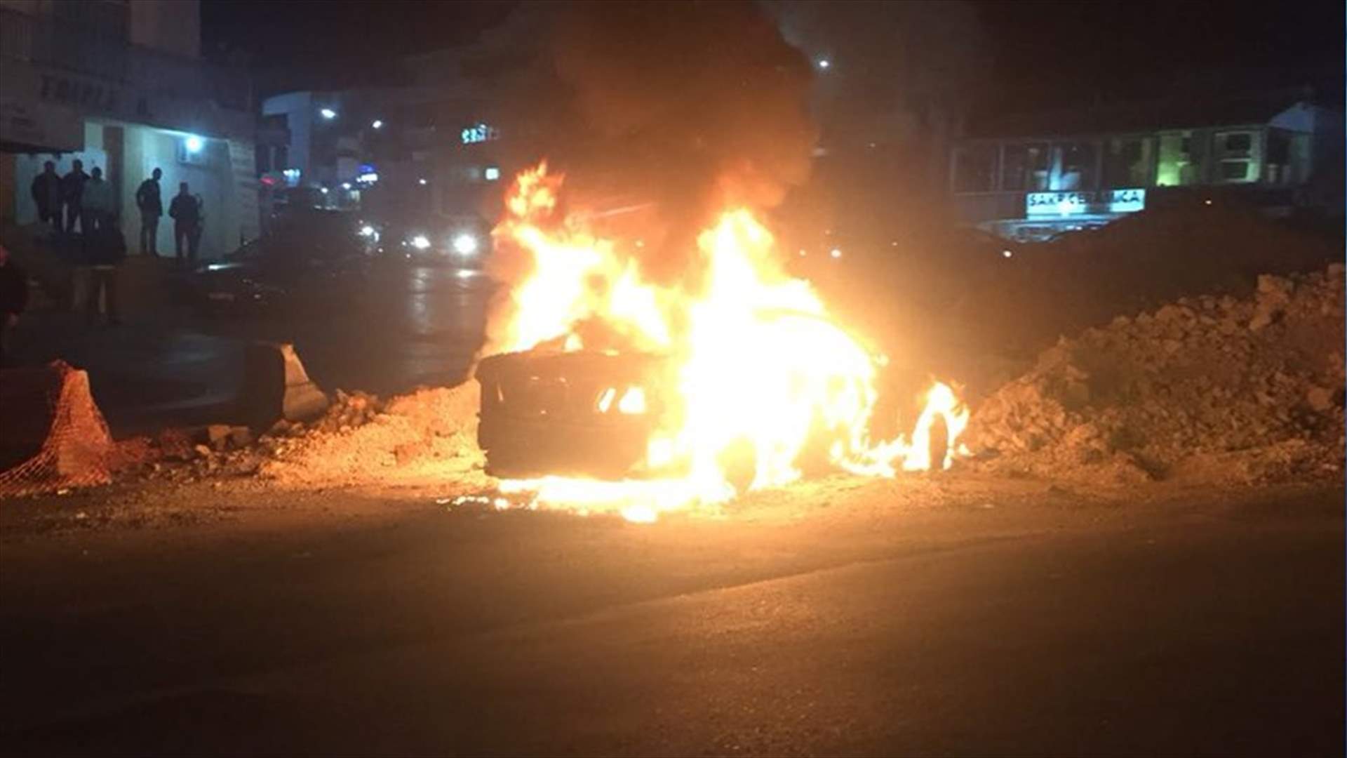 بالصورة - احتراق سيارة بالقرب من مستديرة جعيتا