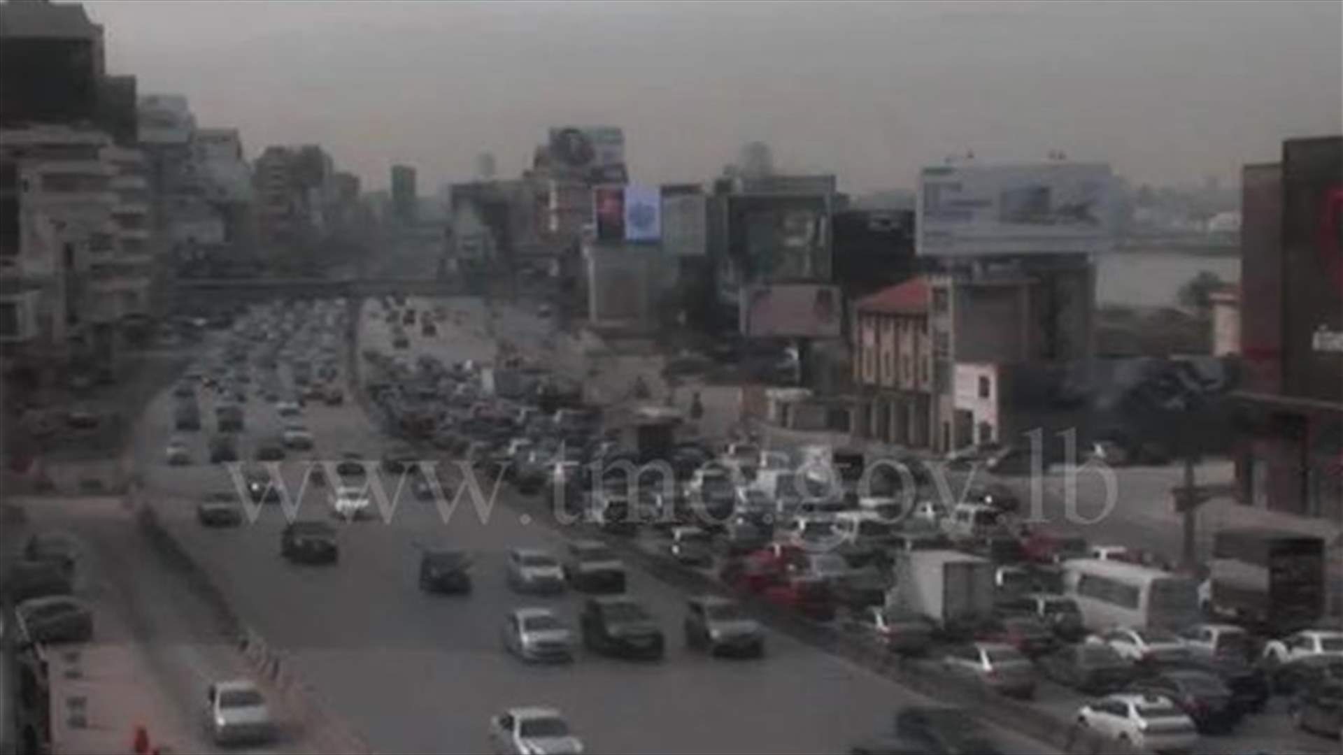 بالصور- جريحان نتيجة اصطدام سيارة بالفاصل الاسمنتي في جل الديب