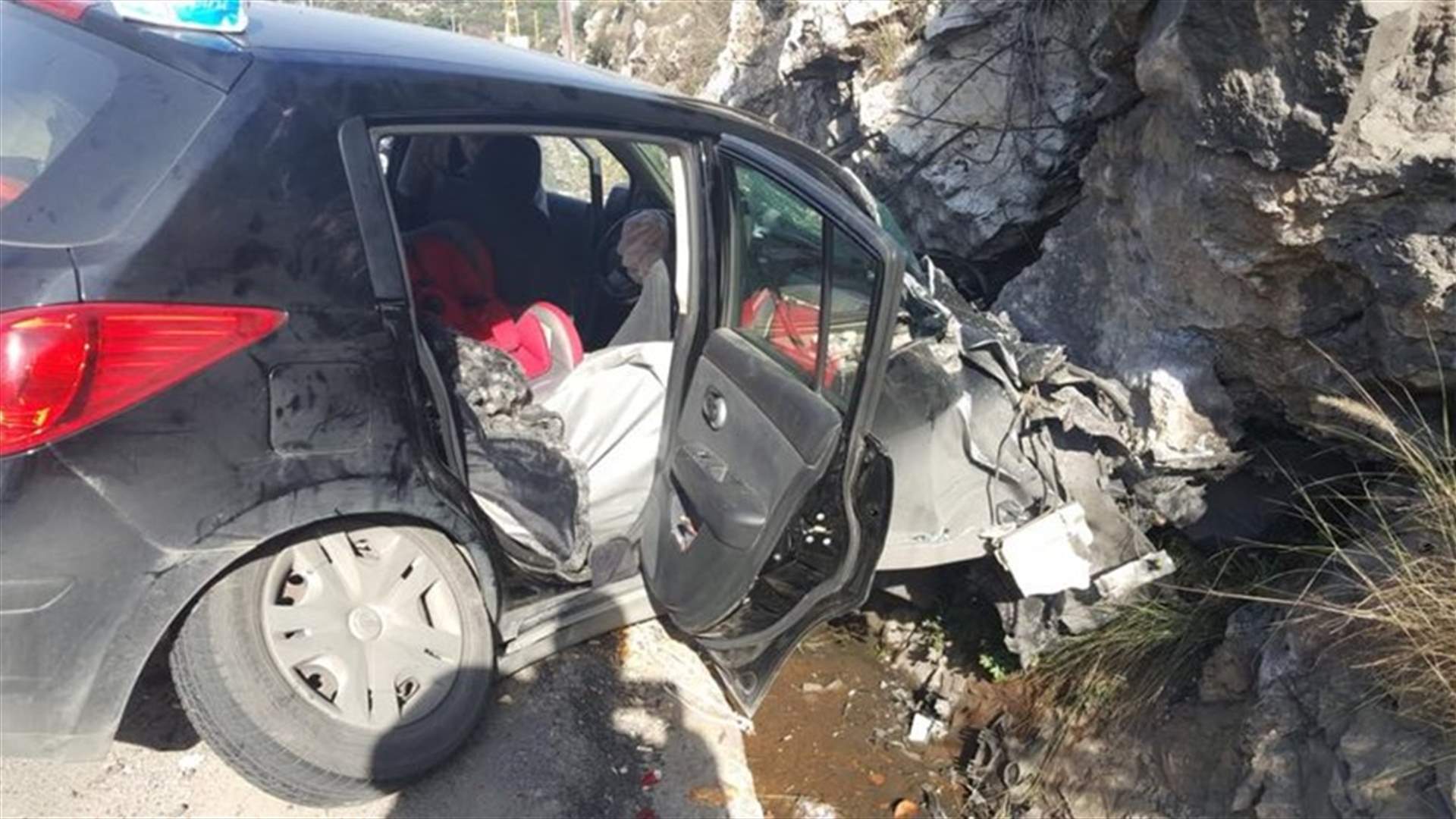 بالصور- 4 جرحى جراء انزلاق سيارتهم في غزير واستقرارها في مجرى مياه ...