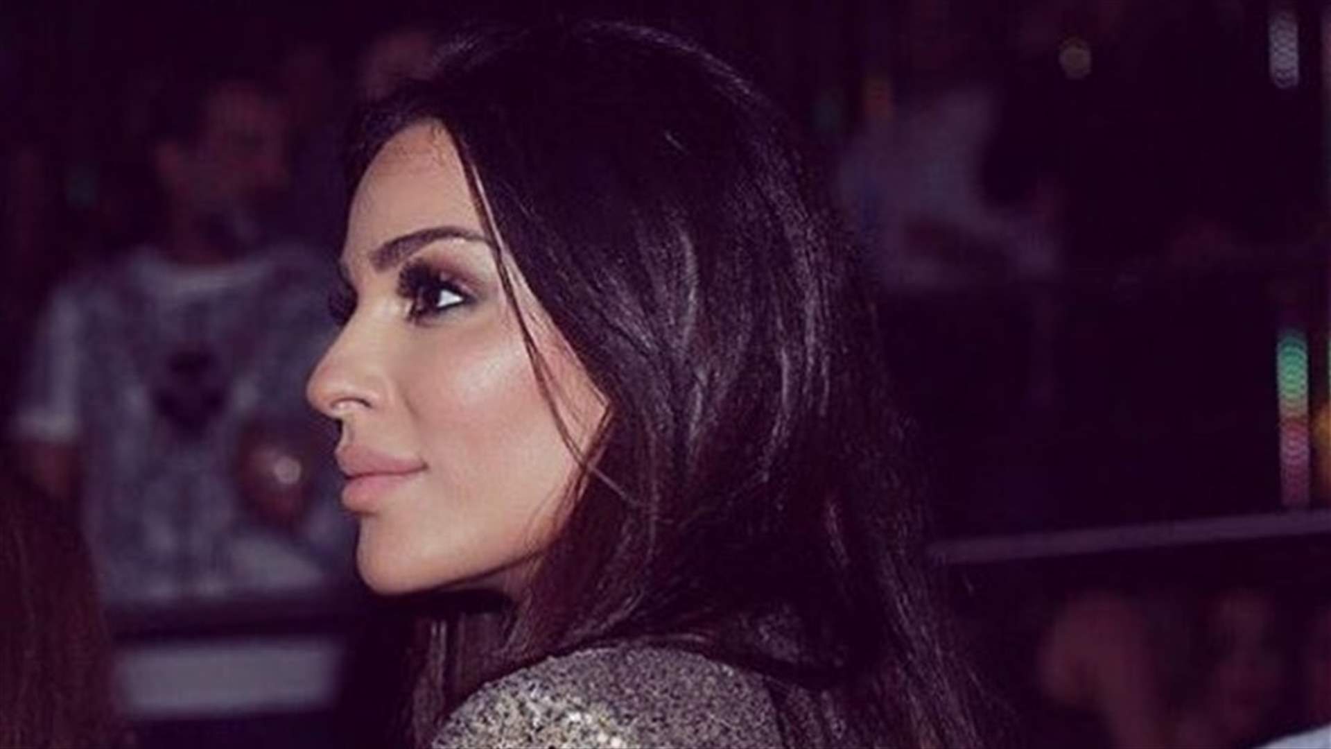 بالفيديو: عيد ميلاد نادين نسيب نجيم.. قبلة حميمة لزوجها وقالب حلوى من الورود الذهبية