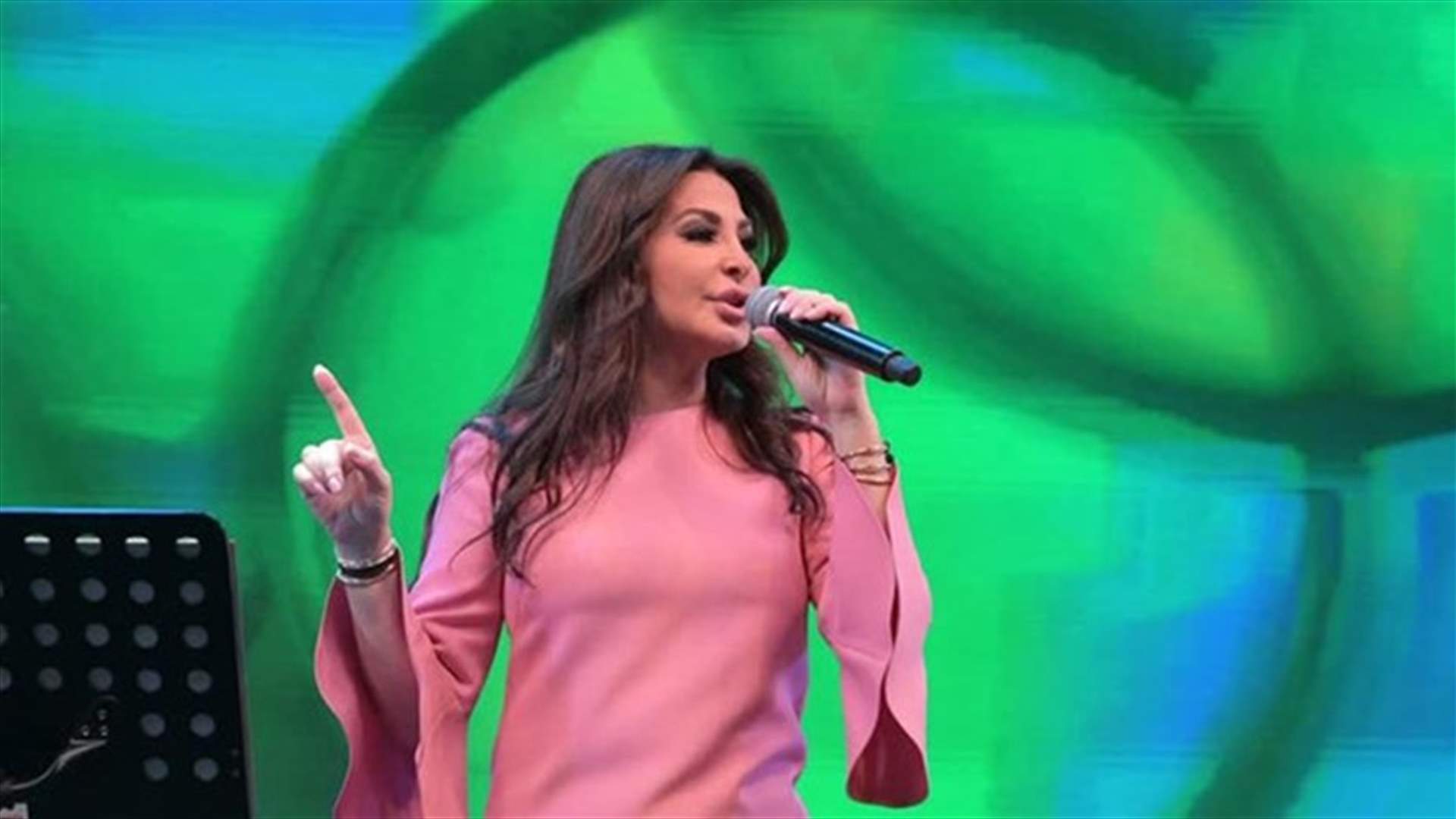فيديو جديد لحظة سقوط إليسا.. طلبت المساعدة وأغمي عليها وسط صراخ الجمهور