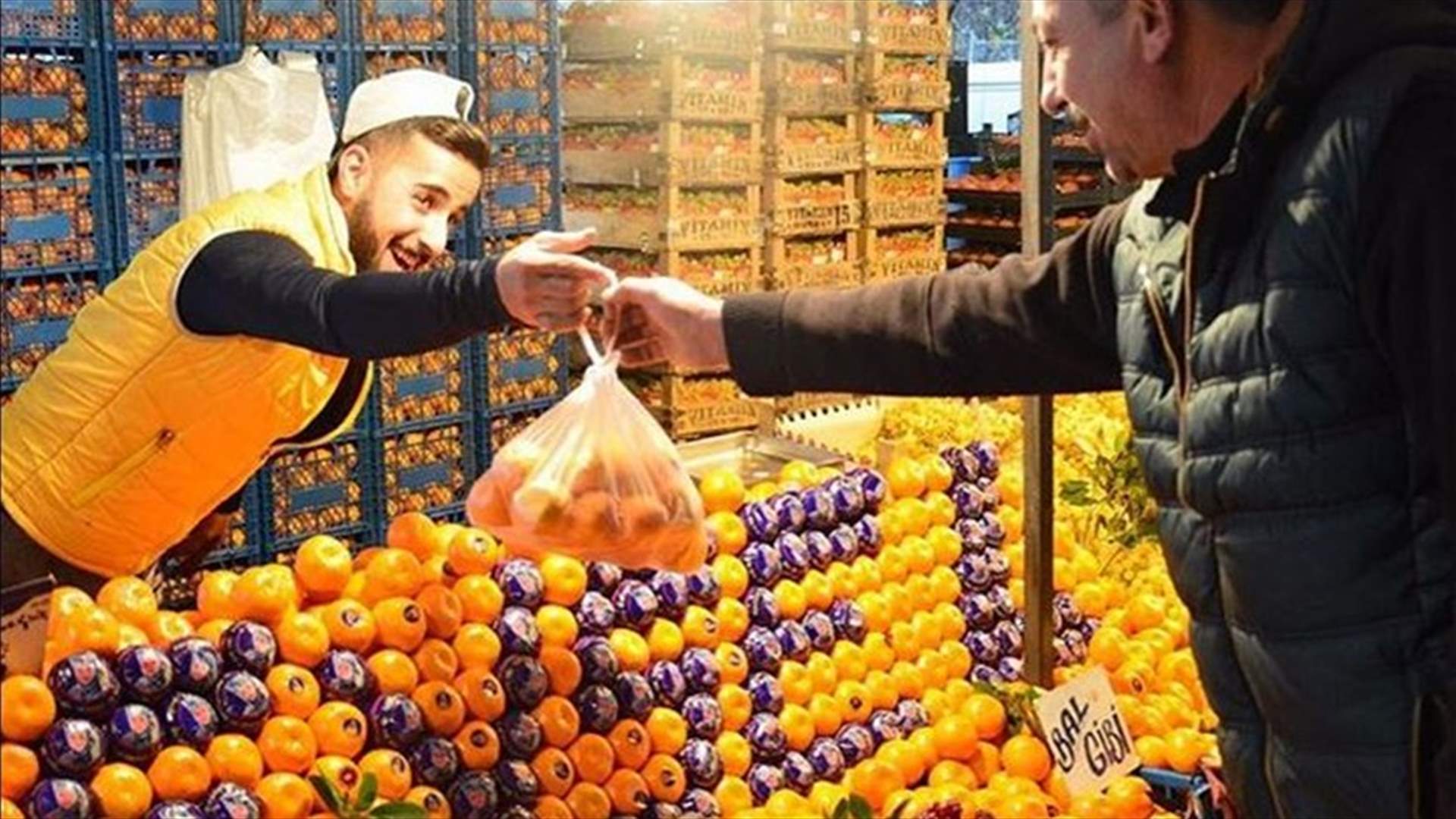 بالفيديو- من بائع برتقال في تركيا إلى مغنٍ عالمي...