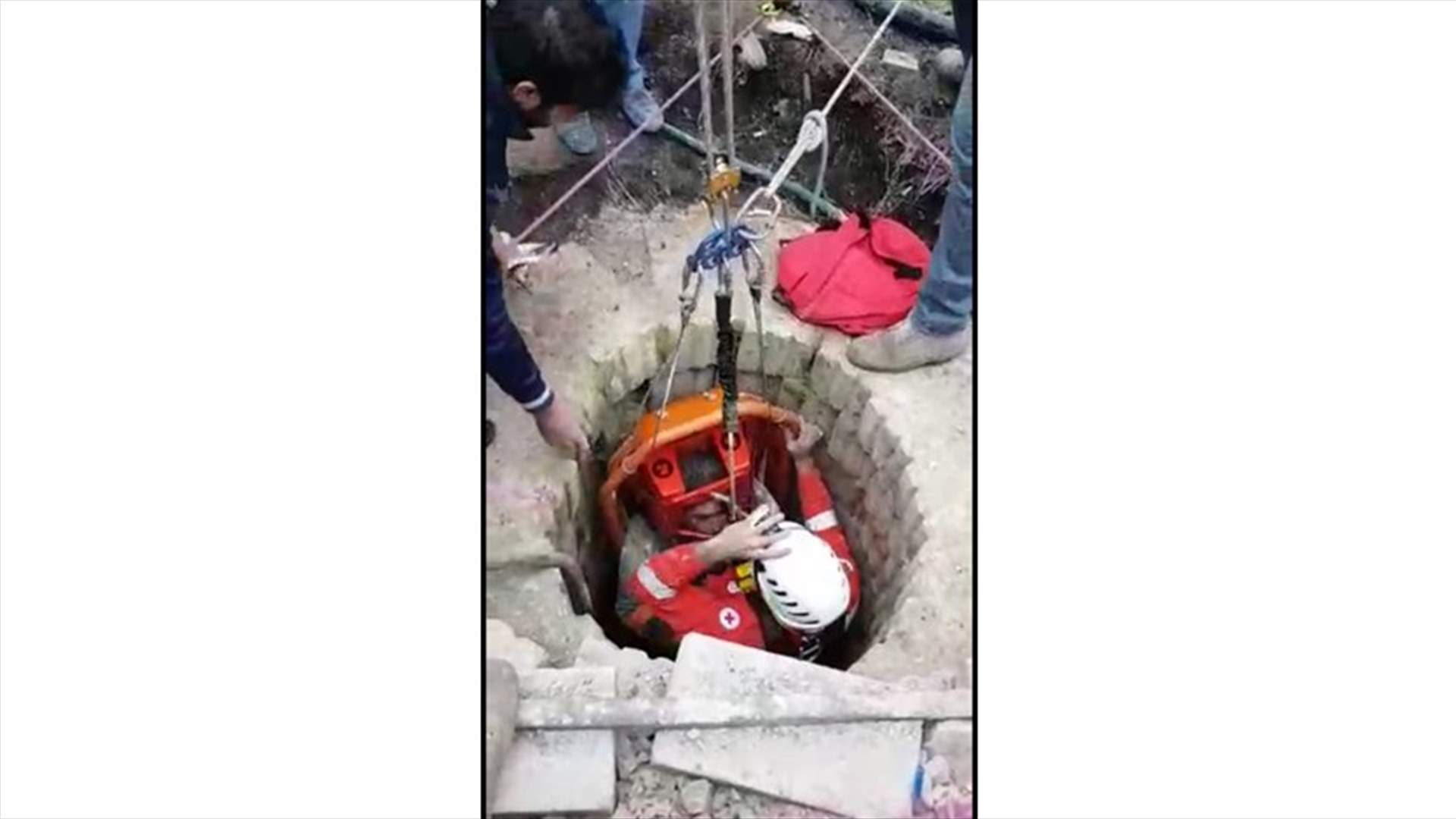 بالصور- وقع داخل بئر في النبطية...وتم انقاذه