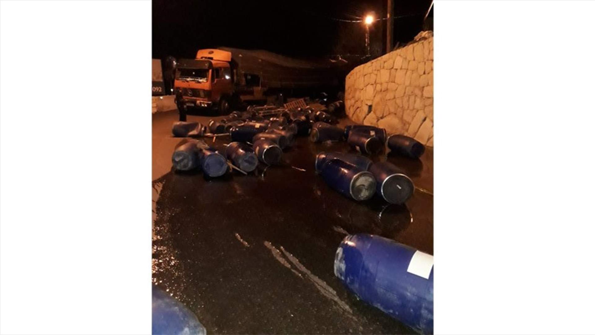بالصورة - اقفال طريق حصرايل اثر سقوط حمولة شاحنة