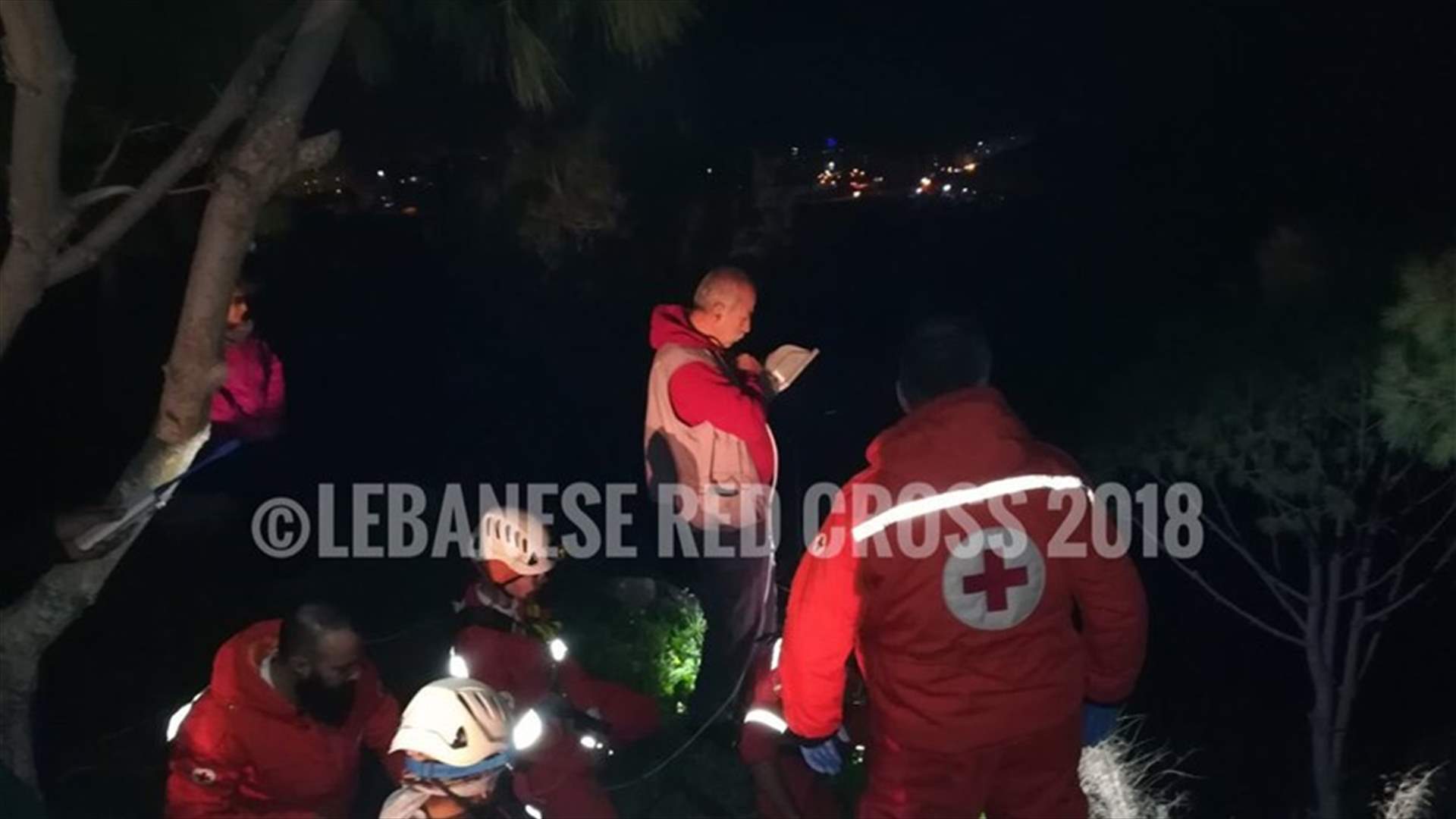 بالصور- انقاذ شخص وقع في منحدر في زوق مصبح