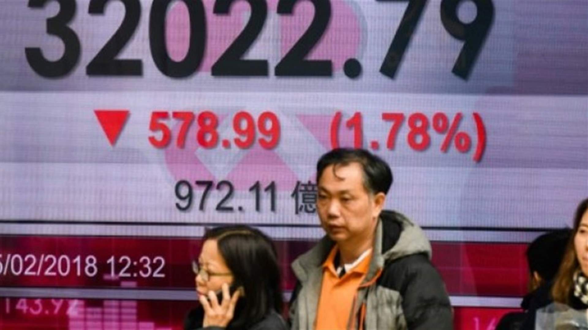 بورصة هونغ كونغ تهوي بحوالى 4% عند افتتاح التداولات