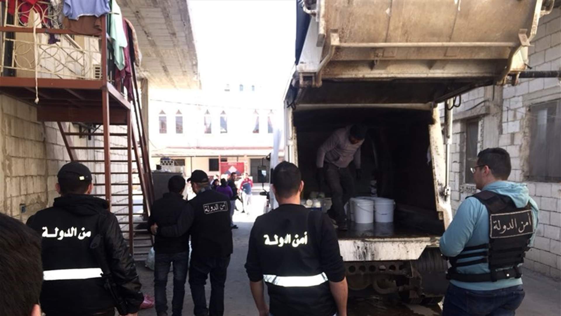 بالصور - اقفال معمل أجبان بالشمع الاحمر... واتلاف كميات كبيرة من المنتجات