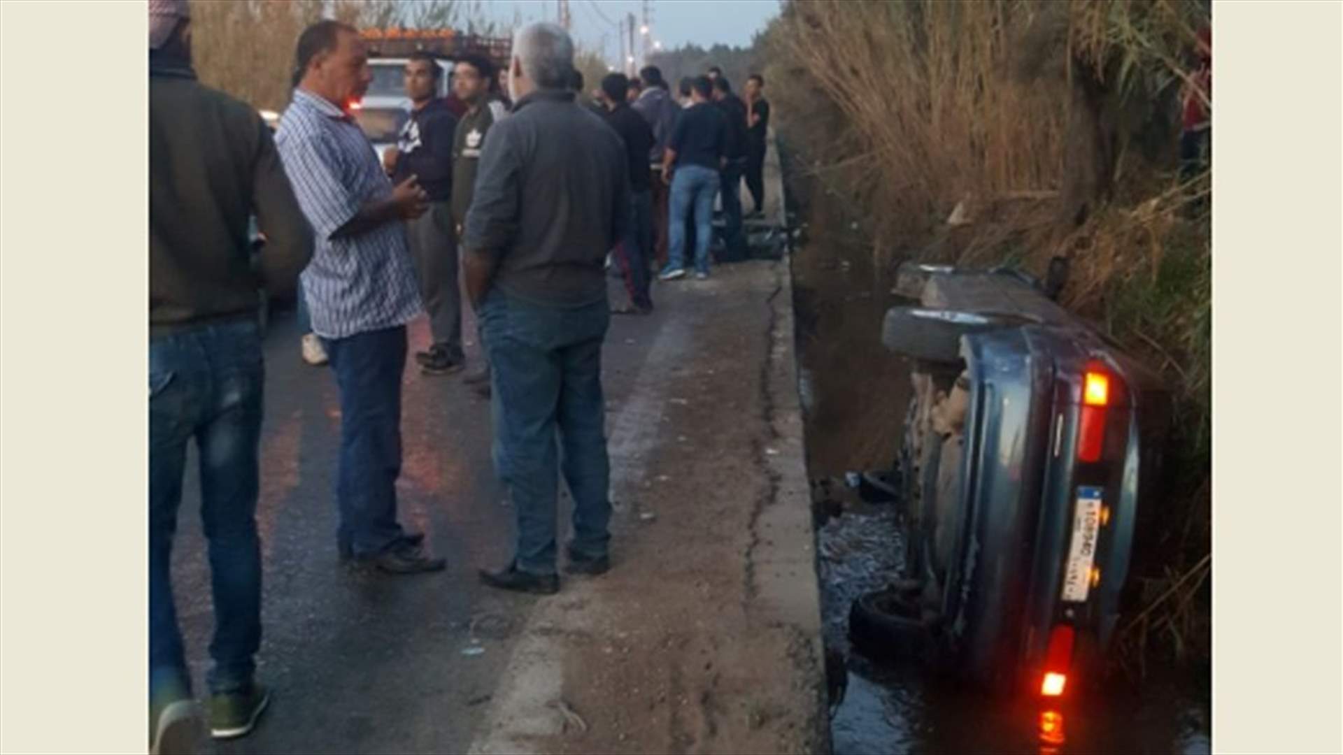 بالصورة - إصابة أم واولادها الخمسة بحادث سير على طريق العبدة العبودية