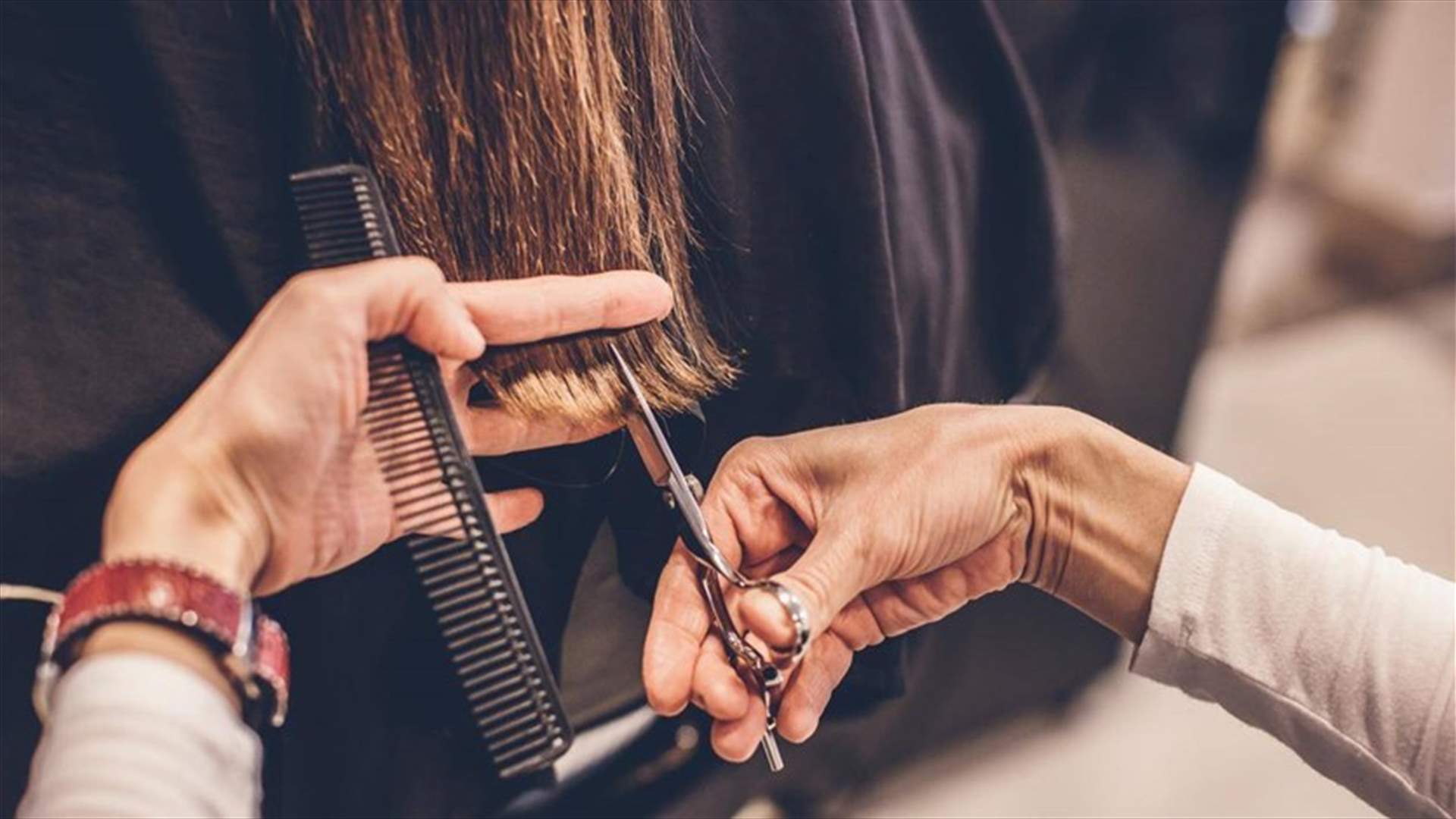 بالصور – أبّ يحلق شعر ابنته بالكامل... انتقاماً من والدتها!