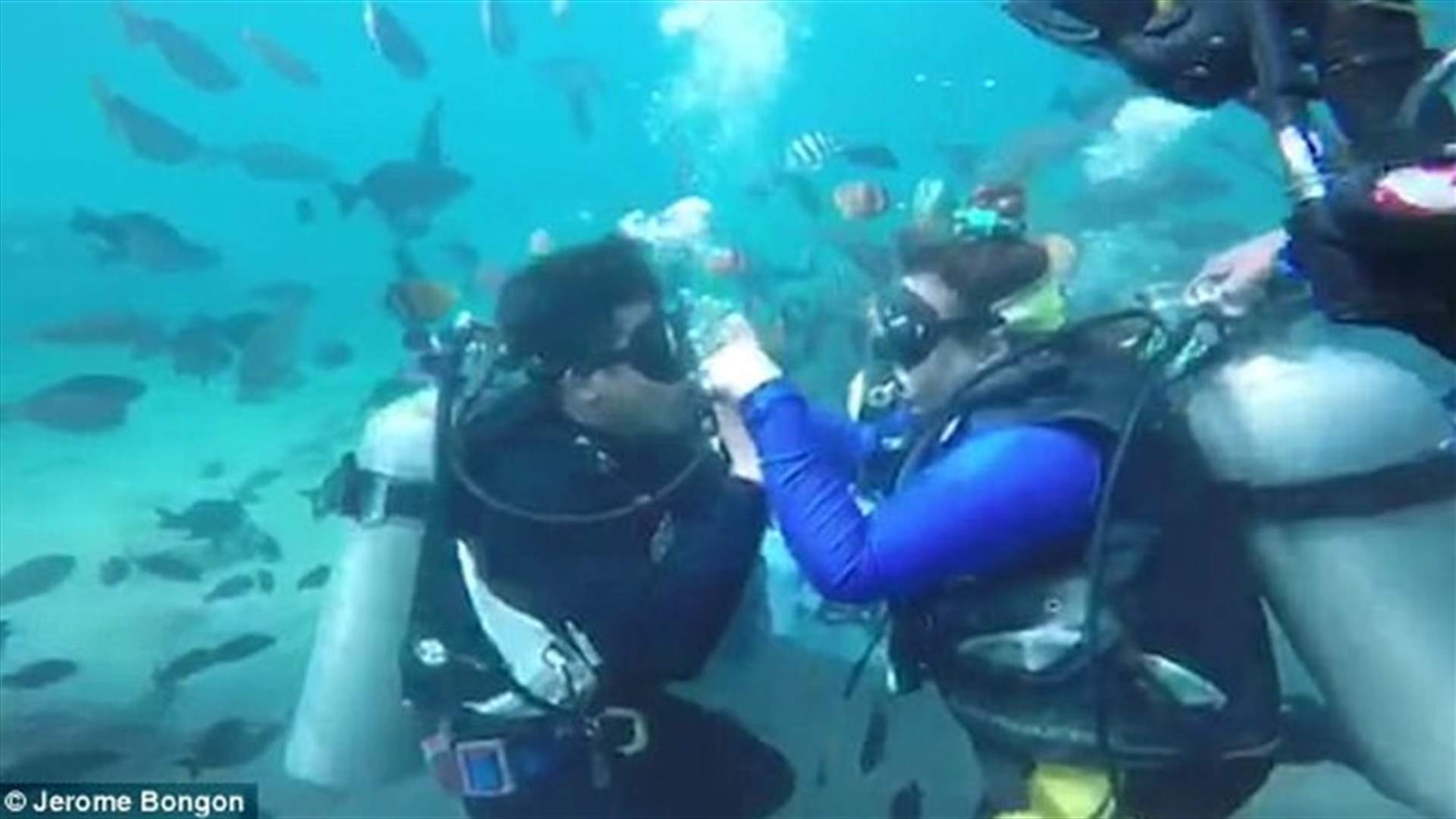 فيديو يخطف الأنفاس... طلب يدها تحت المياه