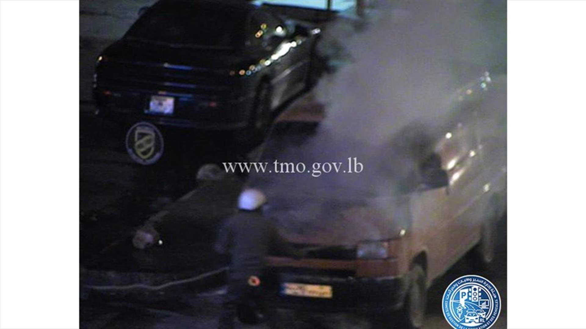 بالصورة - احتراق فان على اوتوستراد الكرنتينا باتجاه الدورة وحركة المرور كثيفة في المحلة