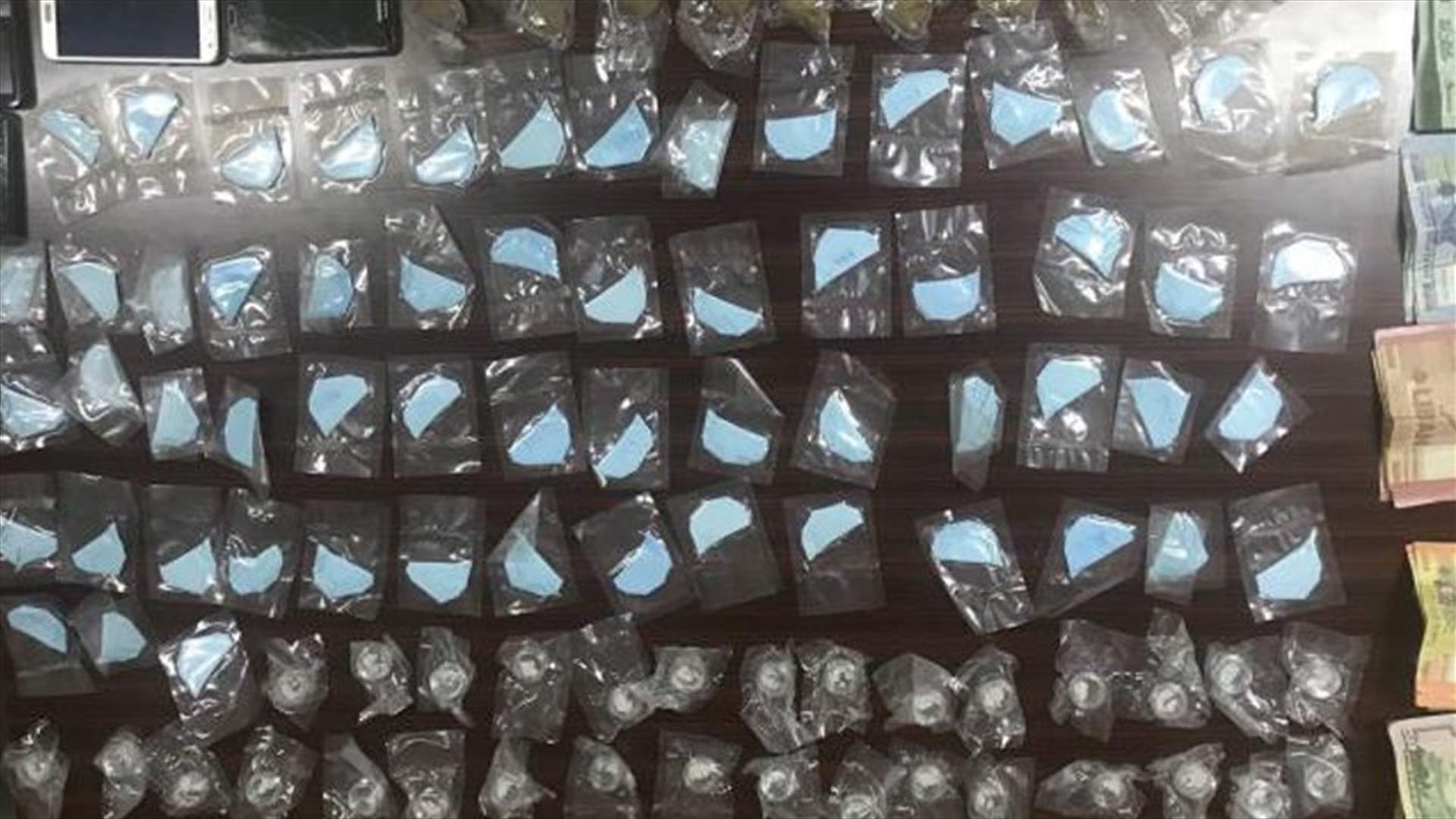 بالصورة - توقيف مروجي مخدرات وضبط كمية منها