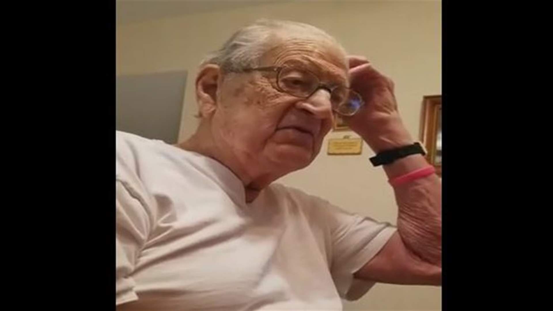 فيديو طريف لرجل عجوز يرفض تصديق أنّه على مشارف المئة