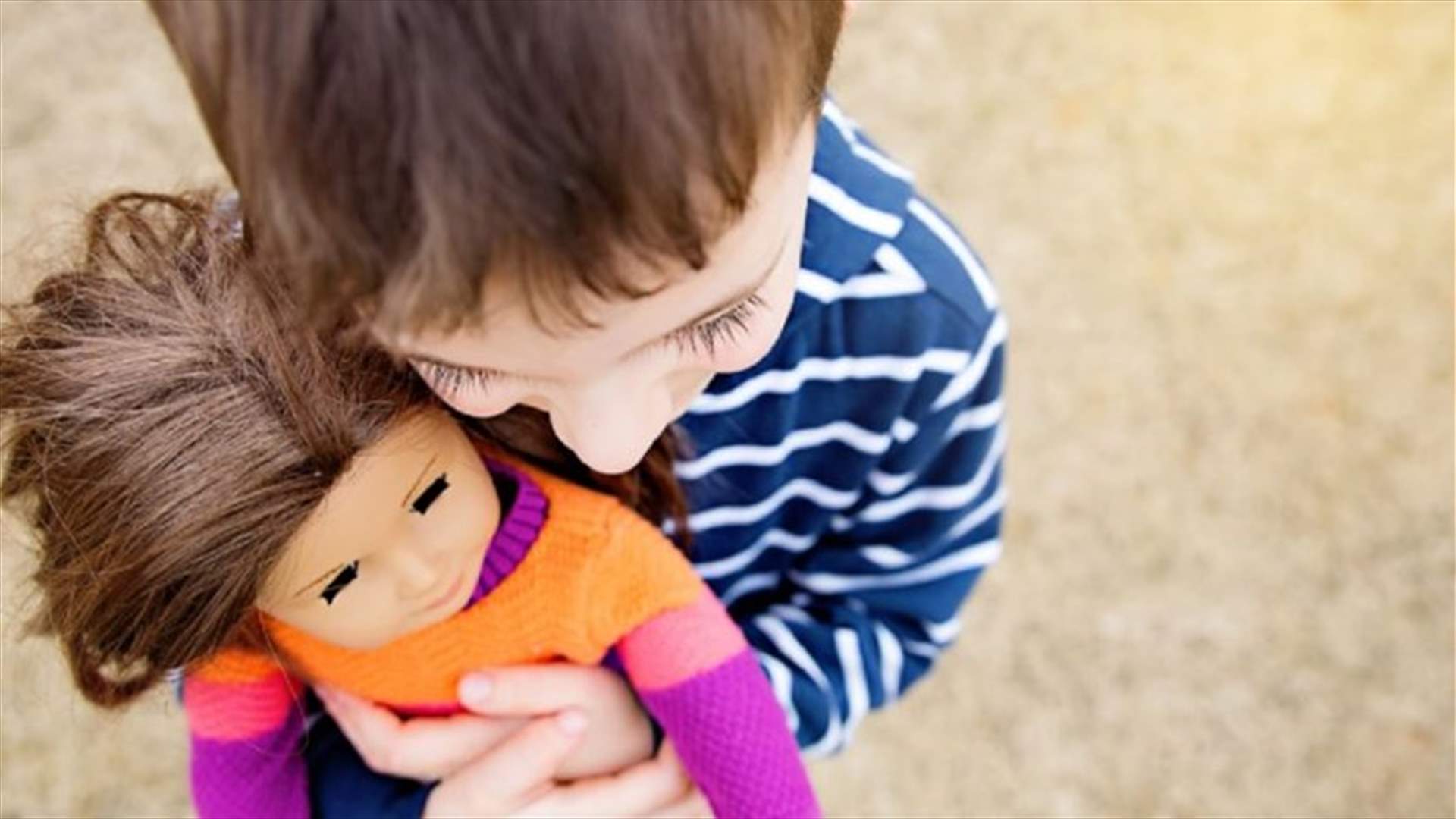 بالفيديو- رحلة تنتهي بحادثة غريبة... أراد الحصول على هدية فعلق دخل صندوق زجاجي!