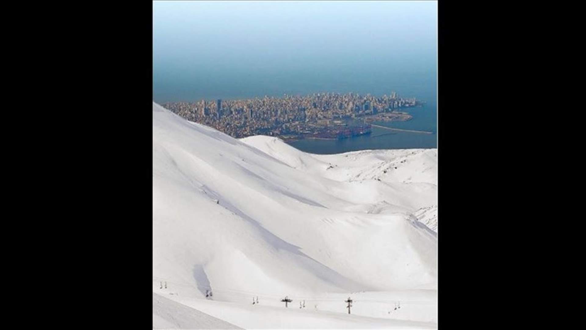 بحر بيروت وثلوج كفرذبيان في صورةٍ واحدة... هل هي حقيقية أو مركّبة؟
