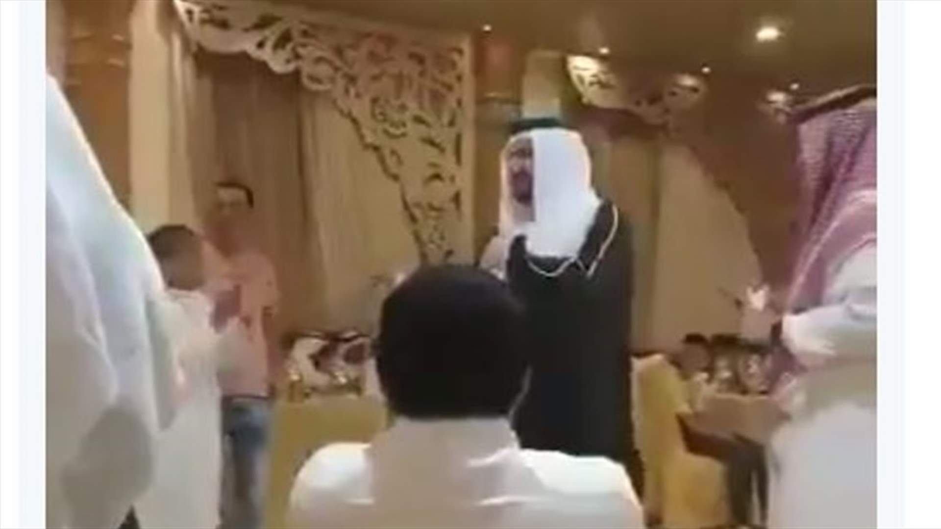 بالفيديو - عريس سعودي يُشعل حفل زفاف بوصلة رقص شرقي