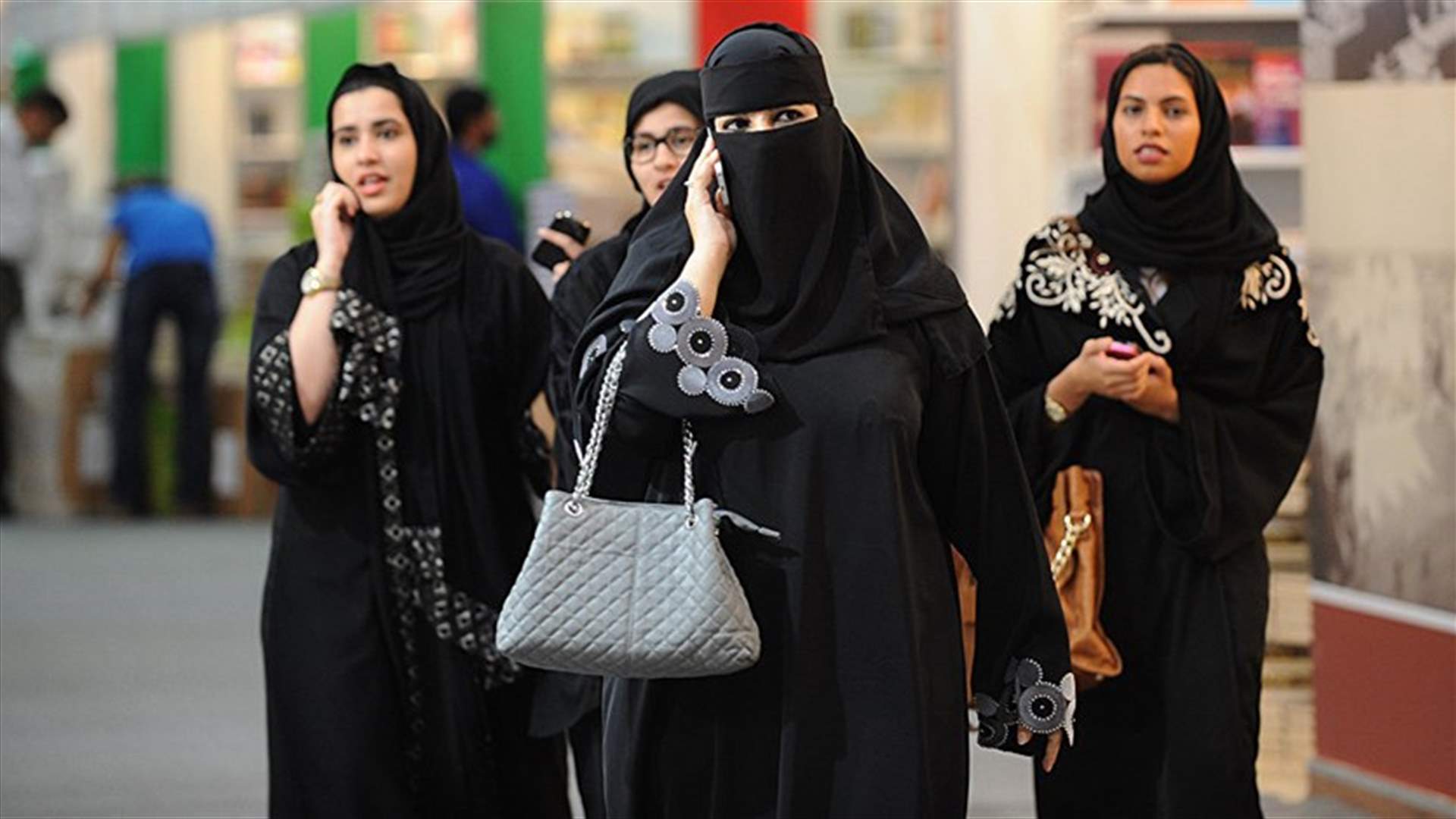 عضو في هيئة كبار العلماء بالسعودية: المرأة ملزمة بستر نفسها وليس بارتداء العباءة
