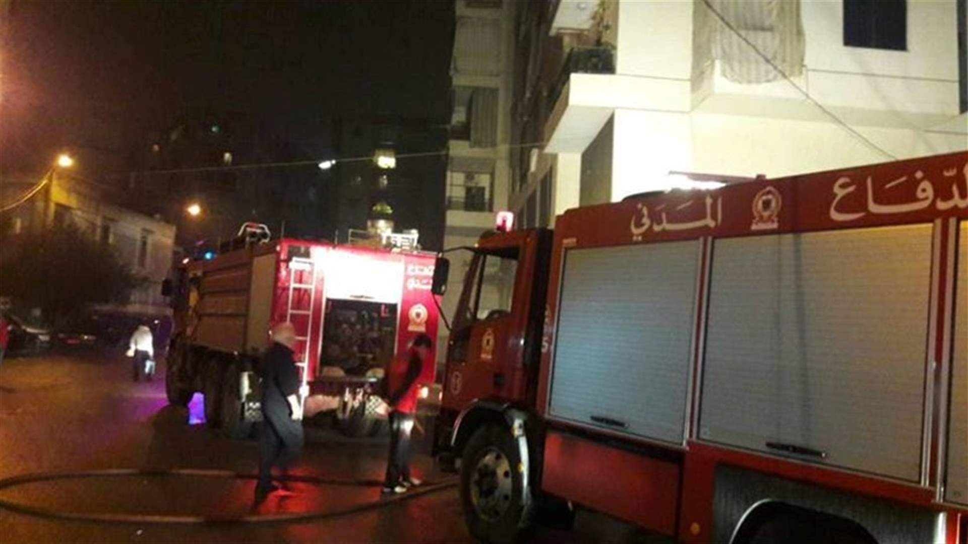 إخماد حريق في مستودع لمستلزمات حفلات الزفاف في الحدث