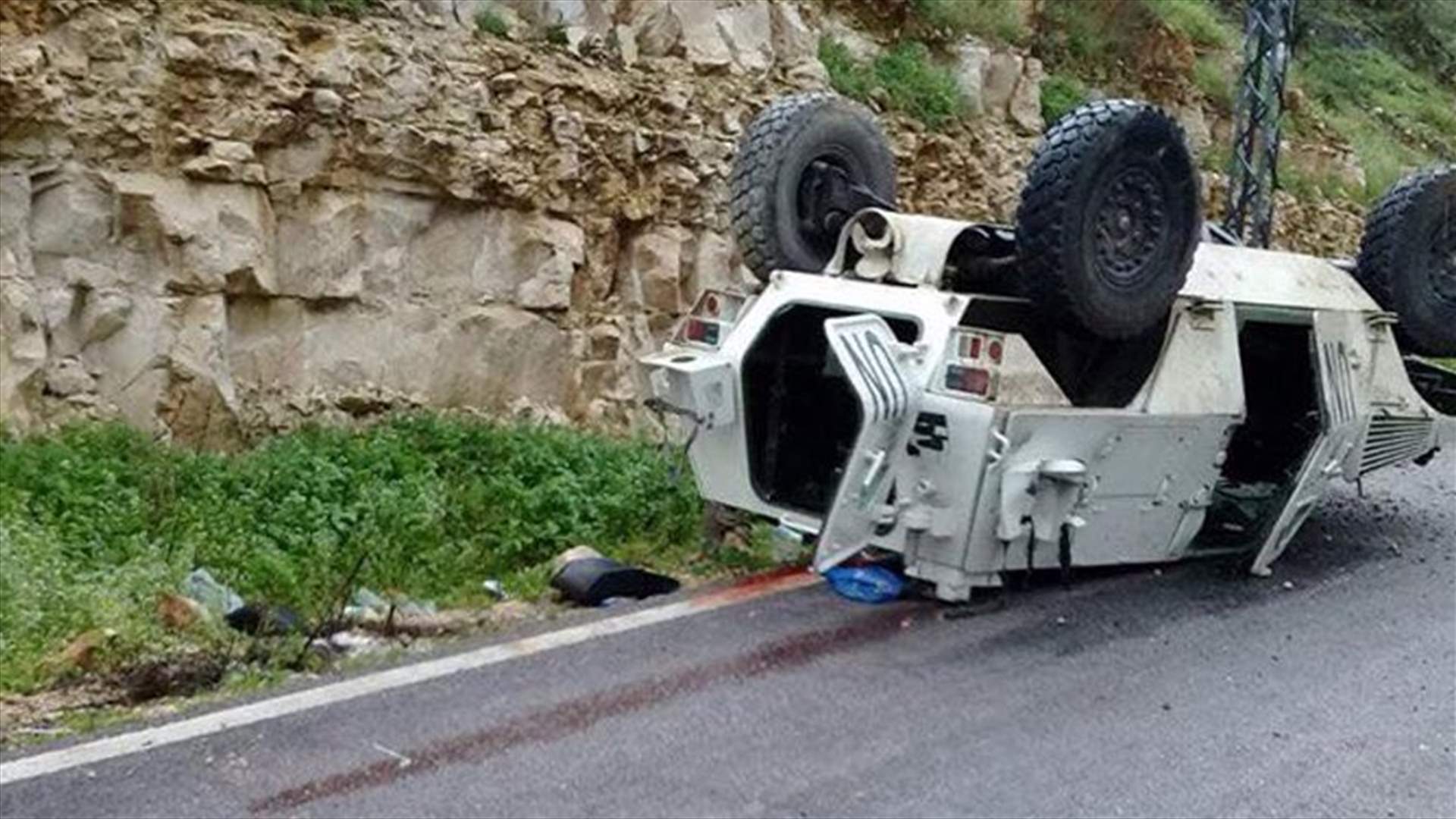 بالصورة - جرحى في انقلاب آليتين للجيش واليونيفل عند مفرق بلدة تولين في وادي الحجير