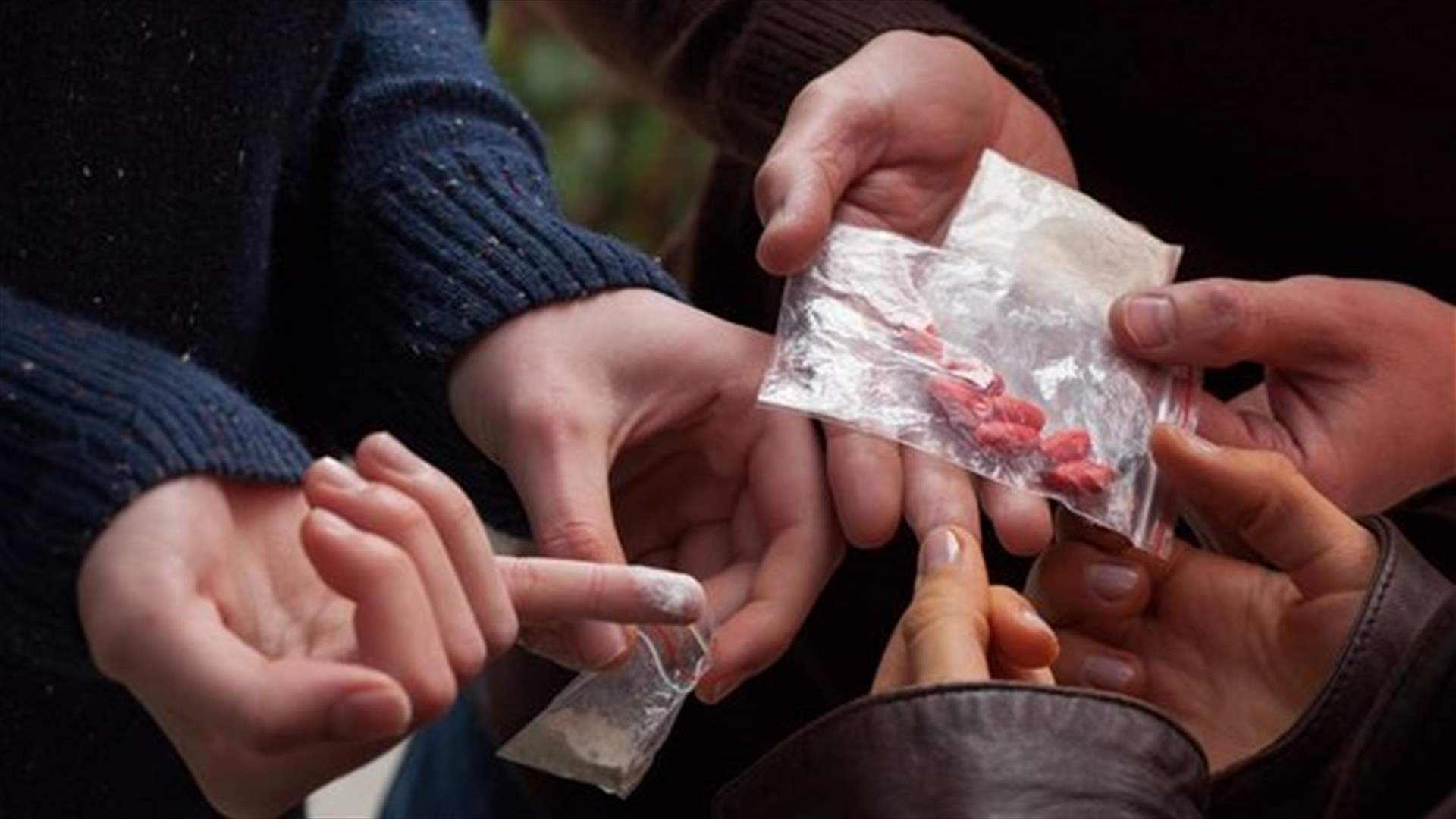 "بودرة بيضاء" تتسبّب في نقل 3 طلاب مدرسة إلى المستشفى...