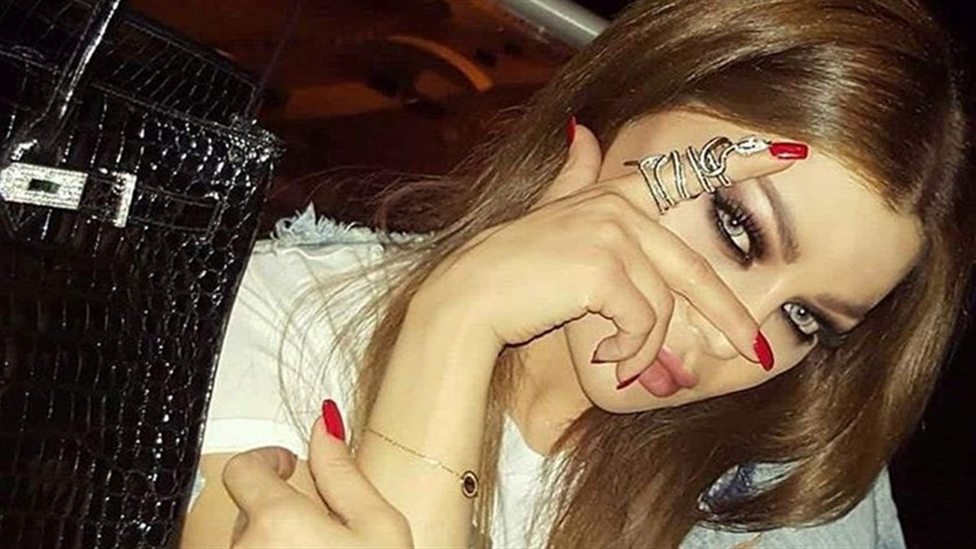 بالفيديو: أناقة والدة هيفا وهبي تخطف الأنفاس في عيد ميلادها