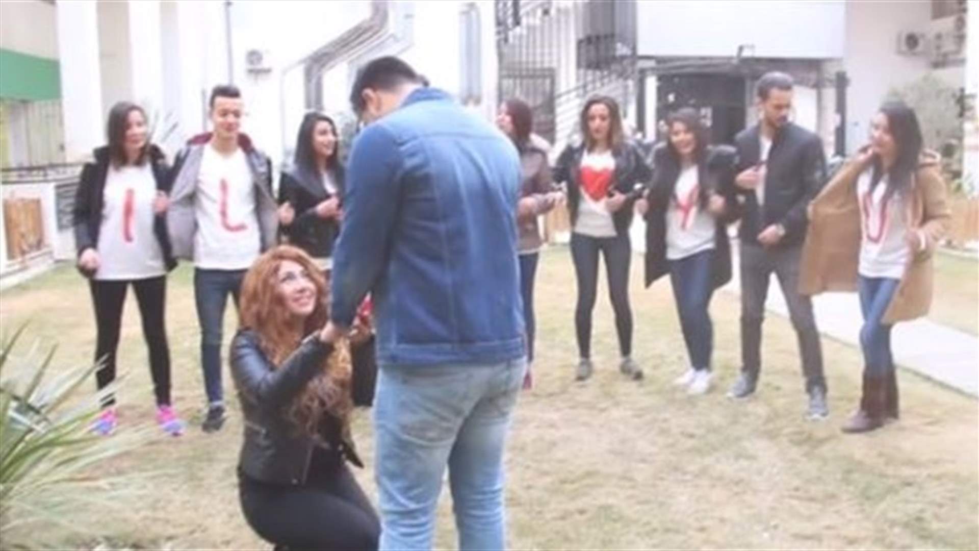 بالفيديو – فتاة عربية تكسر التقاليد وتطلب يد حبيبها