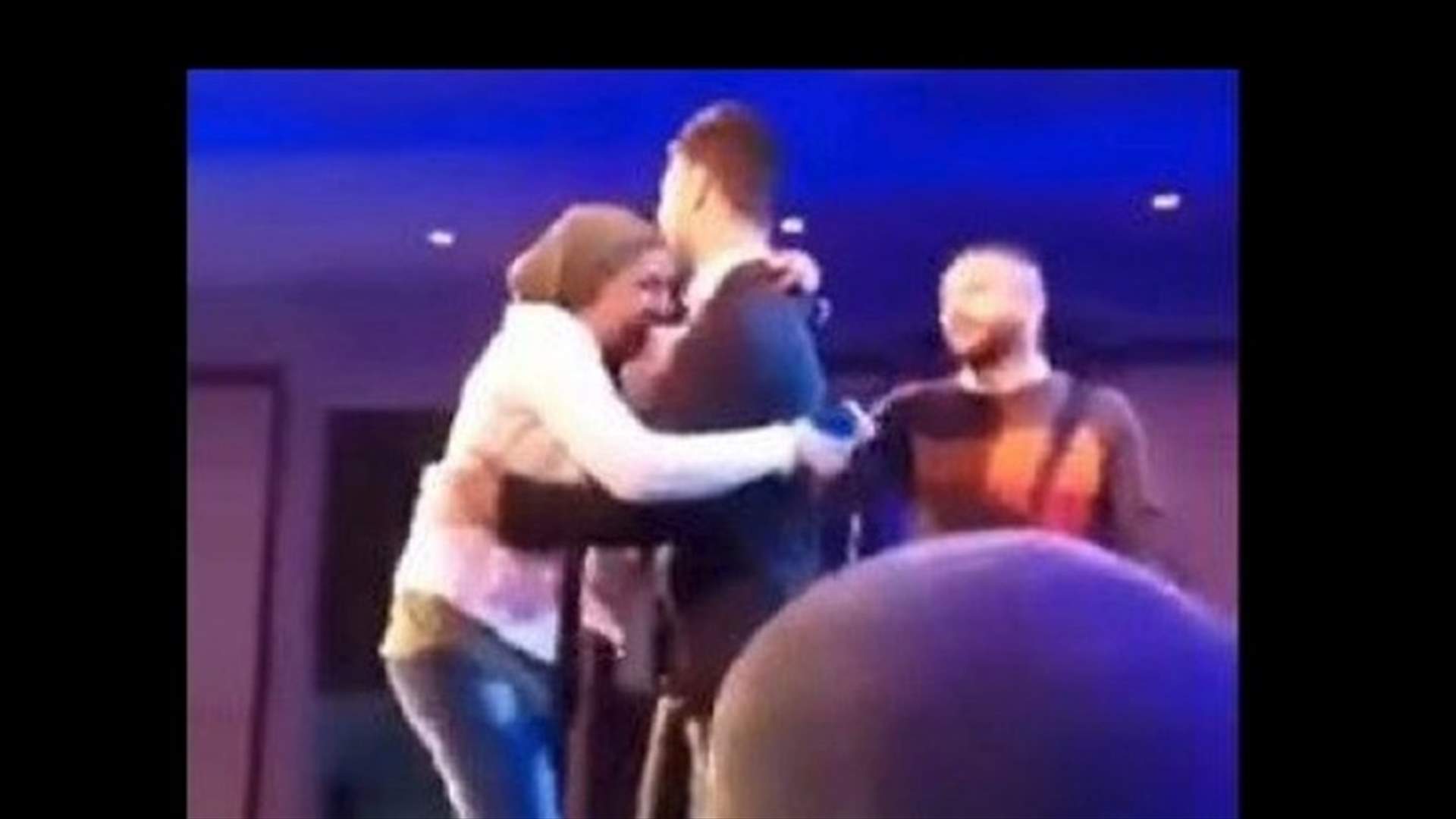 فيديو لموقف محرج.. معجبة محجّبة تحتضن فناناً على المسرح وتقبّله