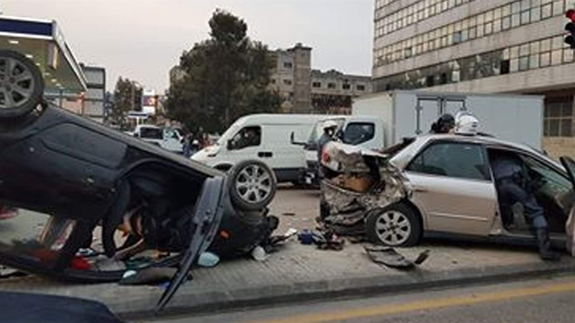 بالصورة - تصادم مركبتين على بولفار سن الفيل ووقوع جرحى