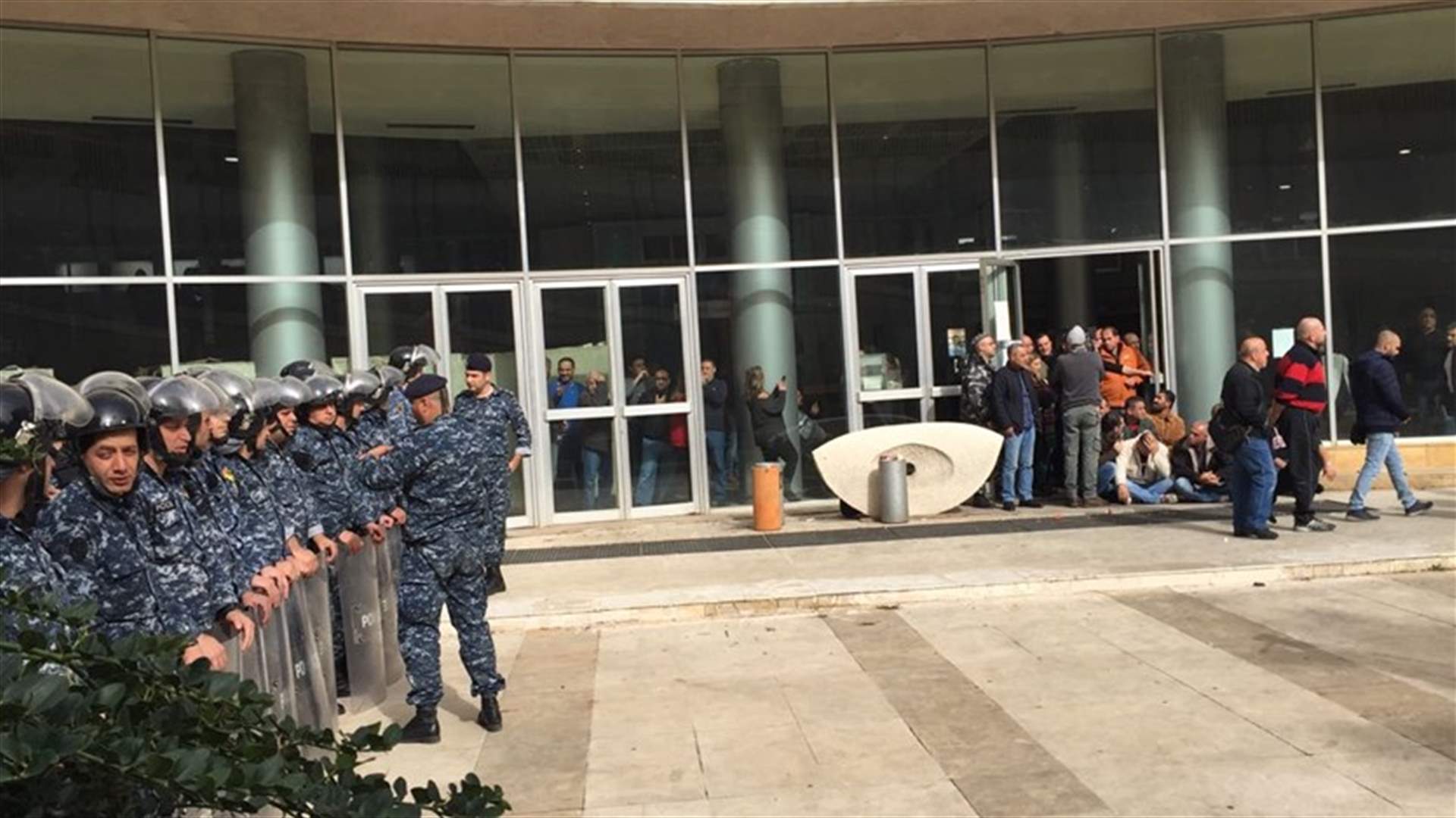 المياومون يقفلون صالة الزبائن في كهرباء لبنان