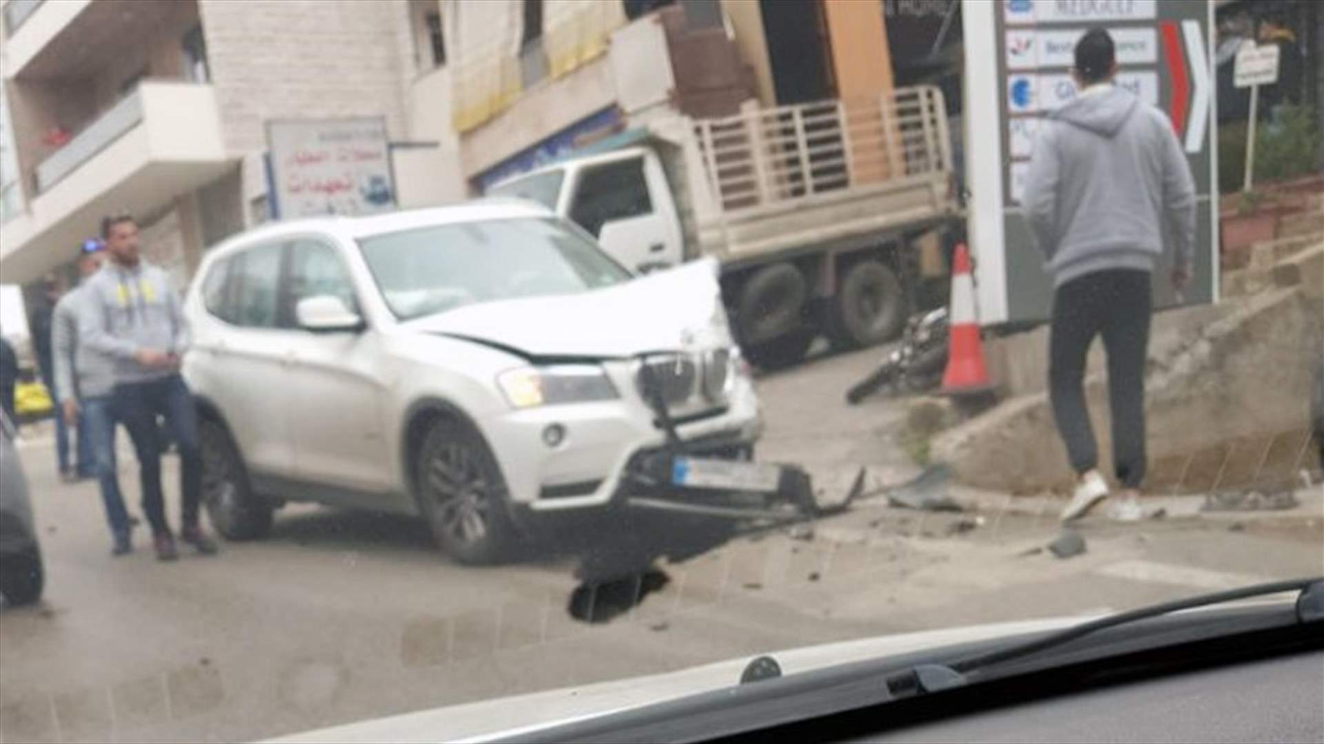 بالصور - جرحى في حادث سير على طريق عام بلونة